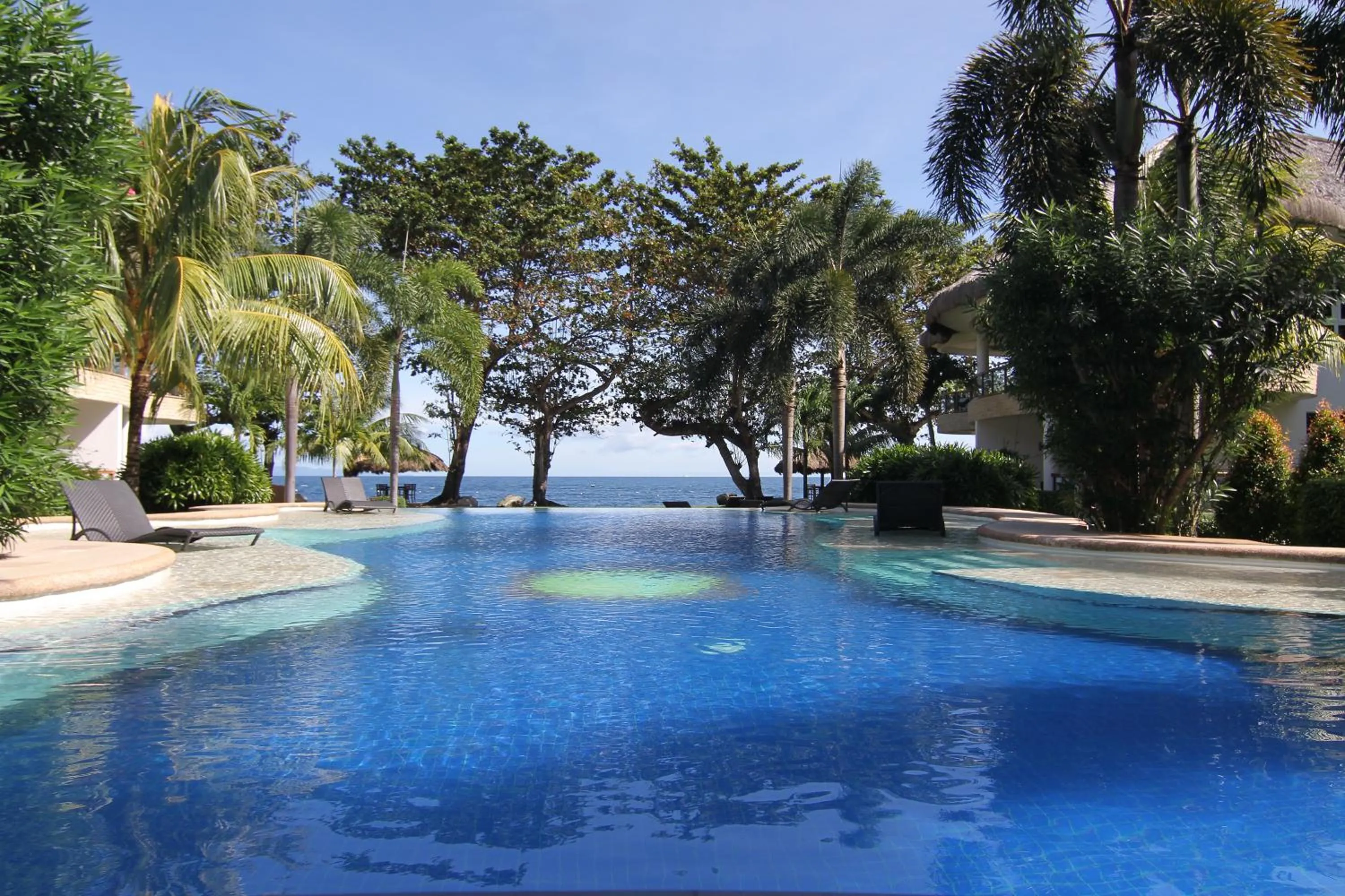Swimming pool in Vida Homes Condo Resort