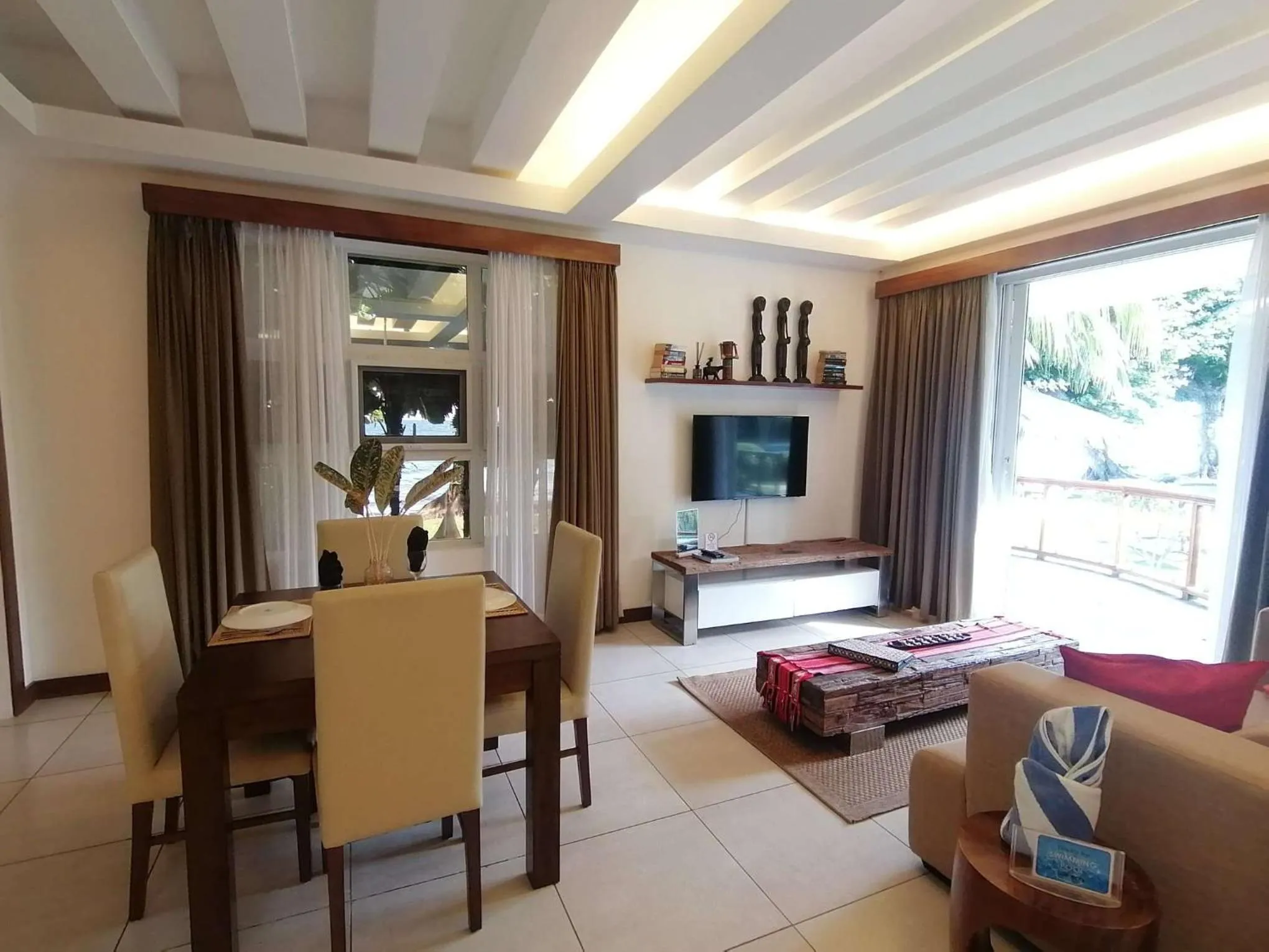 TV and multimedia in Vida Homes Condo Resort