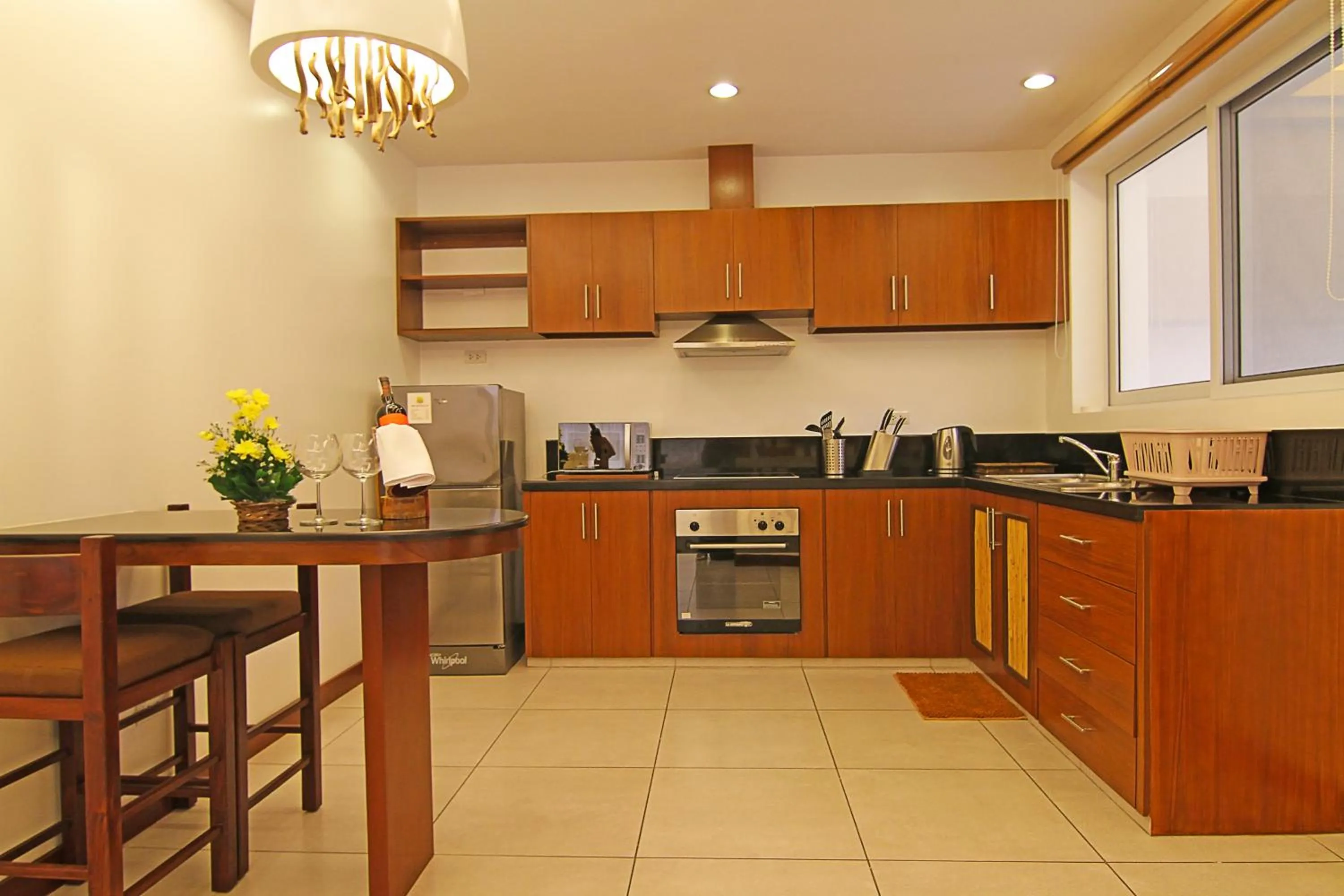 Kitchen or kitchenette in Vida Homes Condo Resort