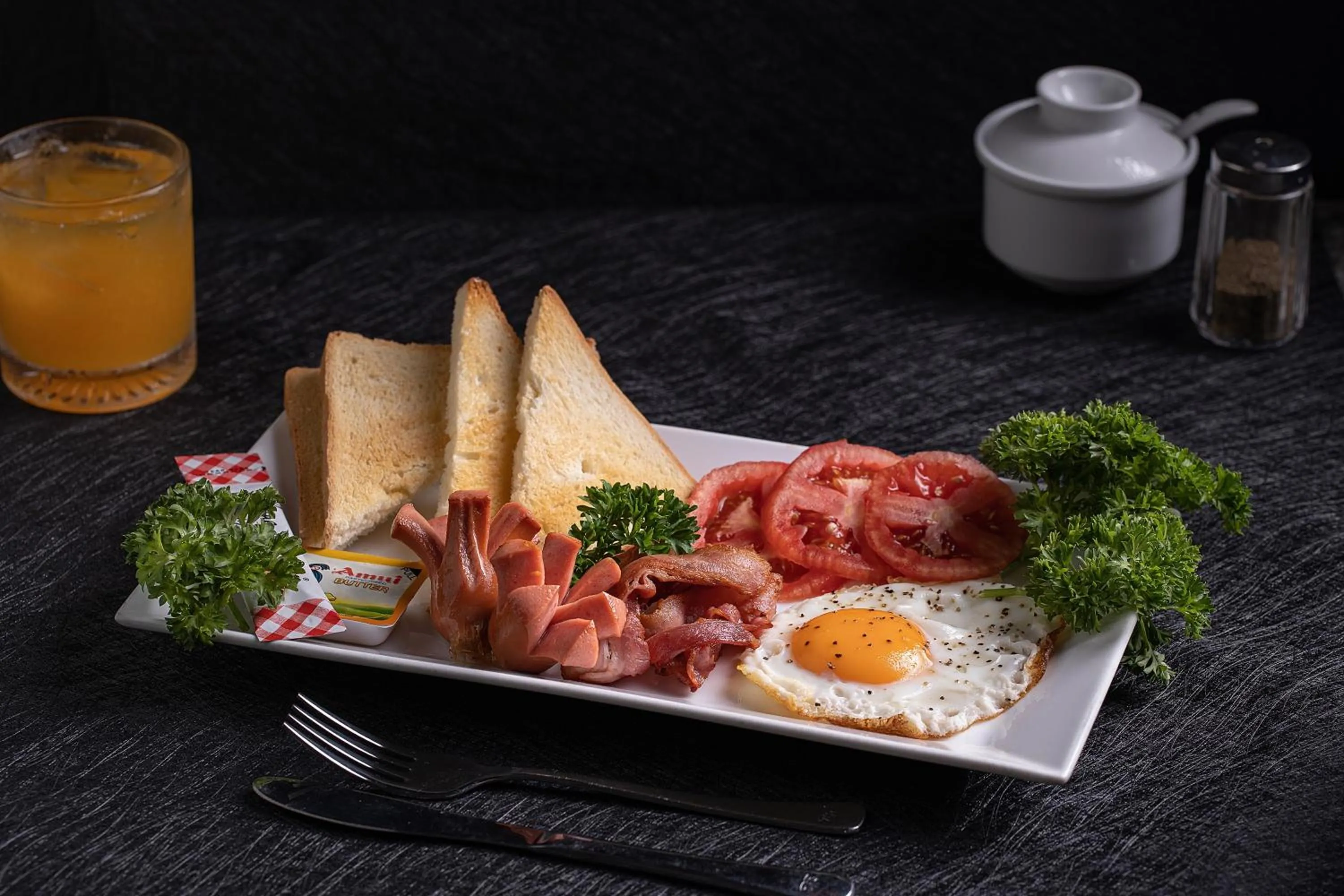 Food and drinks in Queen Cafe Hotel