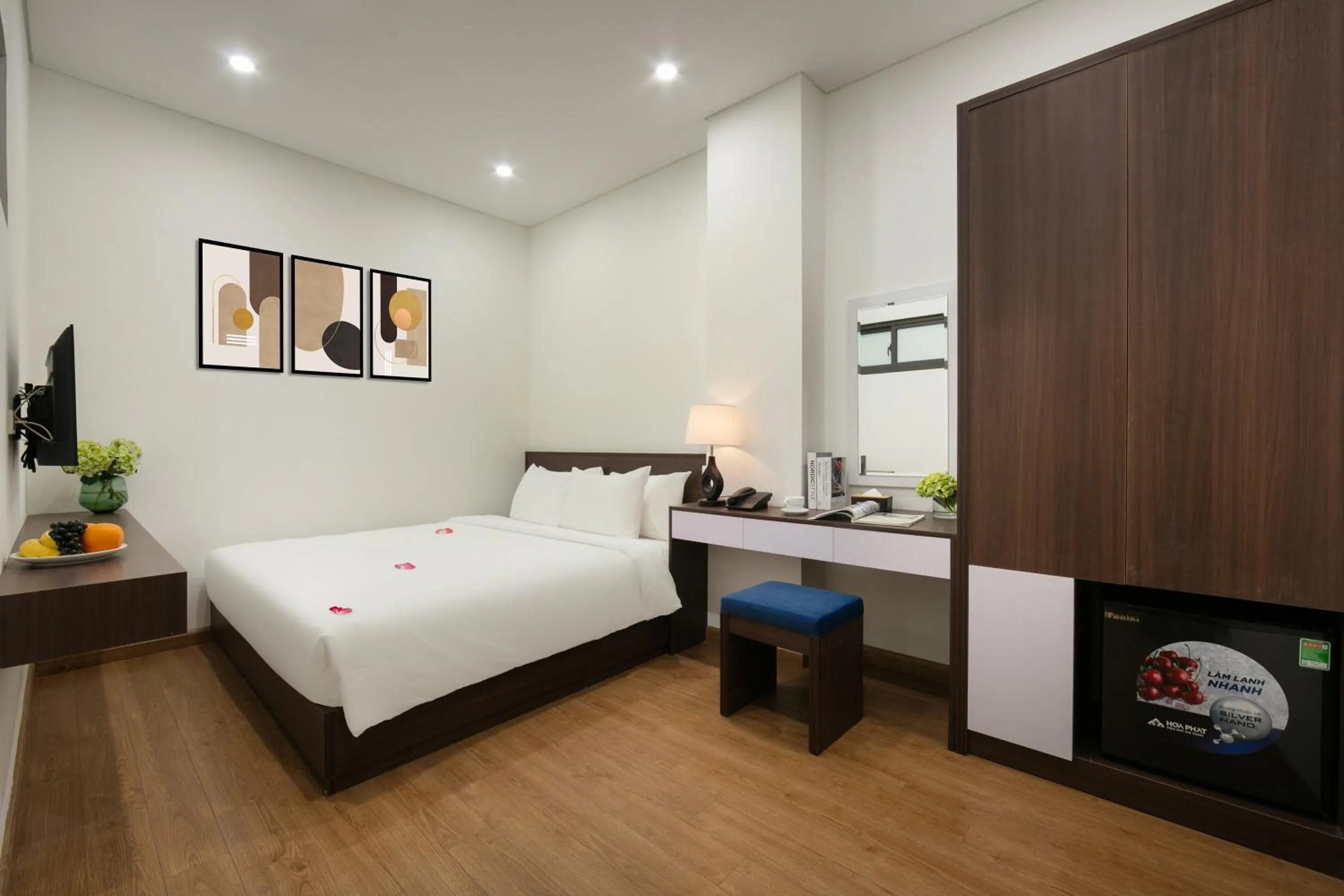 Photo of the whole room, Bed in Queen Cafe Hotel