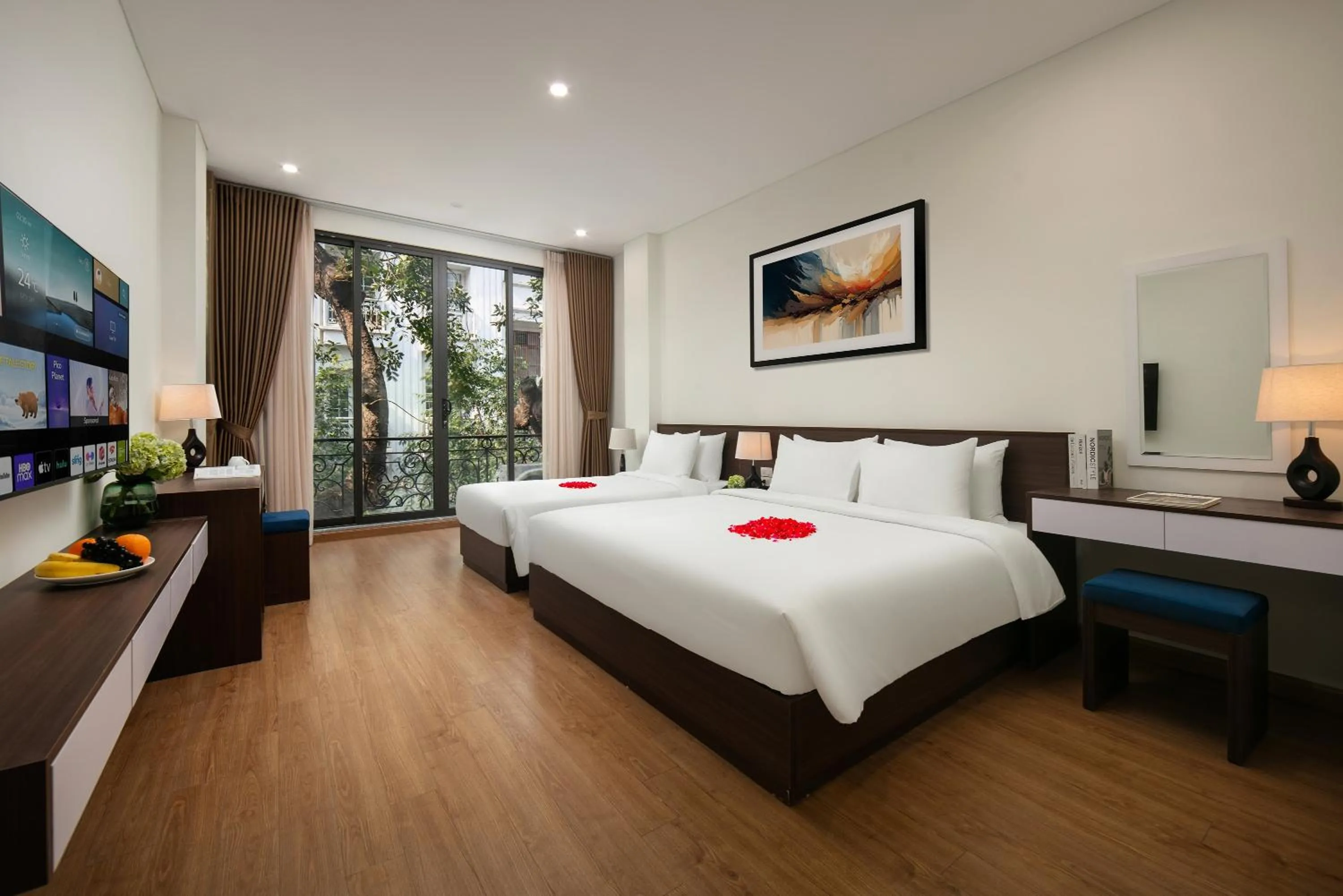 Photo of the whole room, Bed in Queen Cafe Hotel