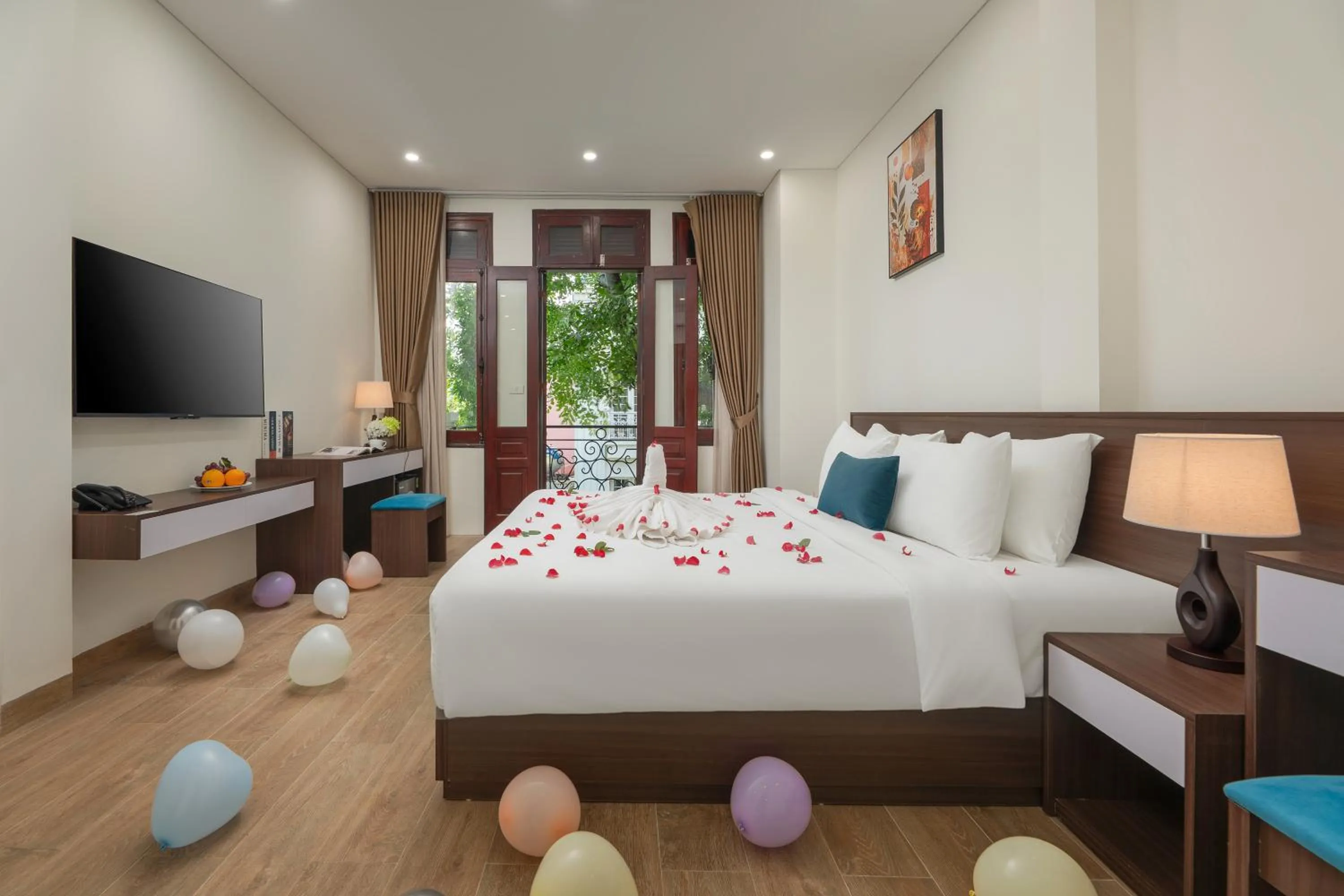 Bedroom, Bed in Queen Cafe Hotel