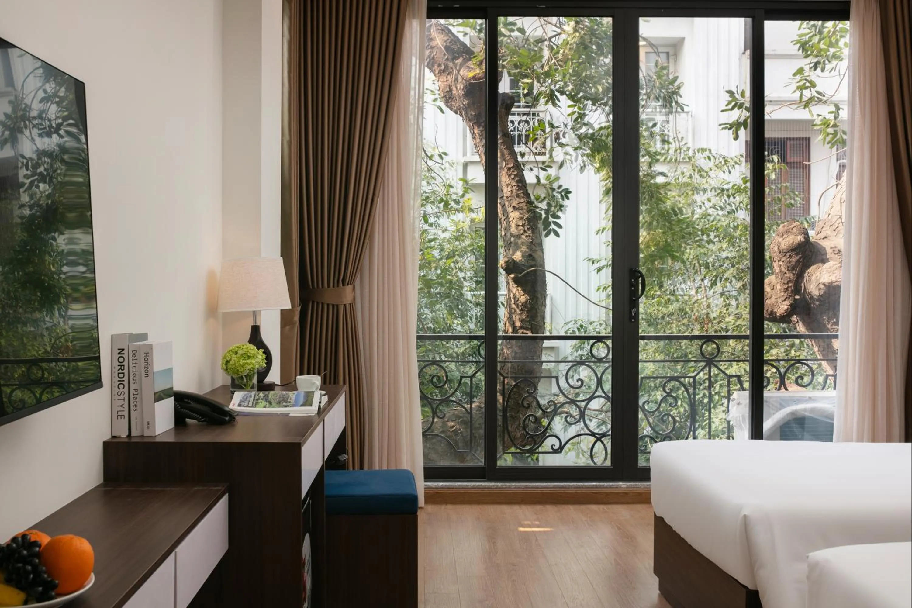 Balcony/Terrace, Bed in Queen Cafe Hotel