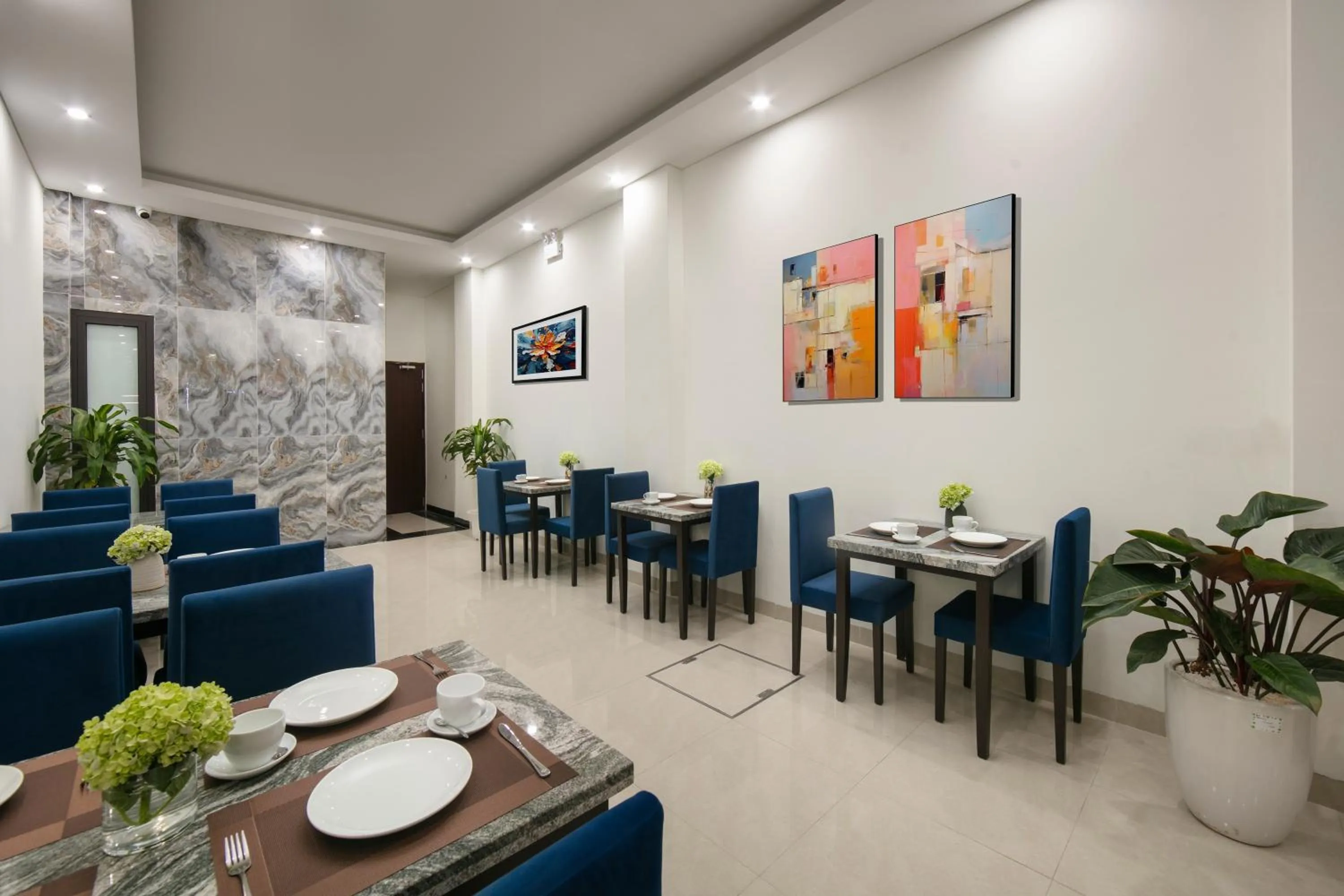 Restaurant/places to eat in Queen Cafe Hotel