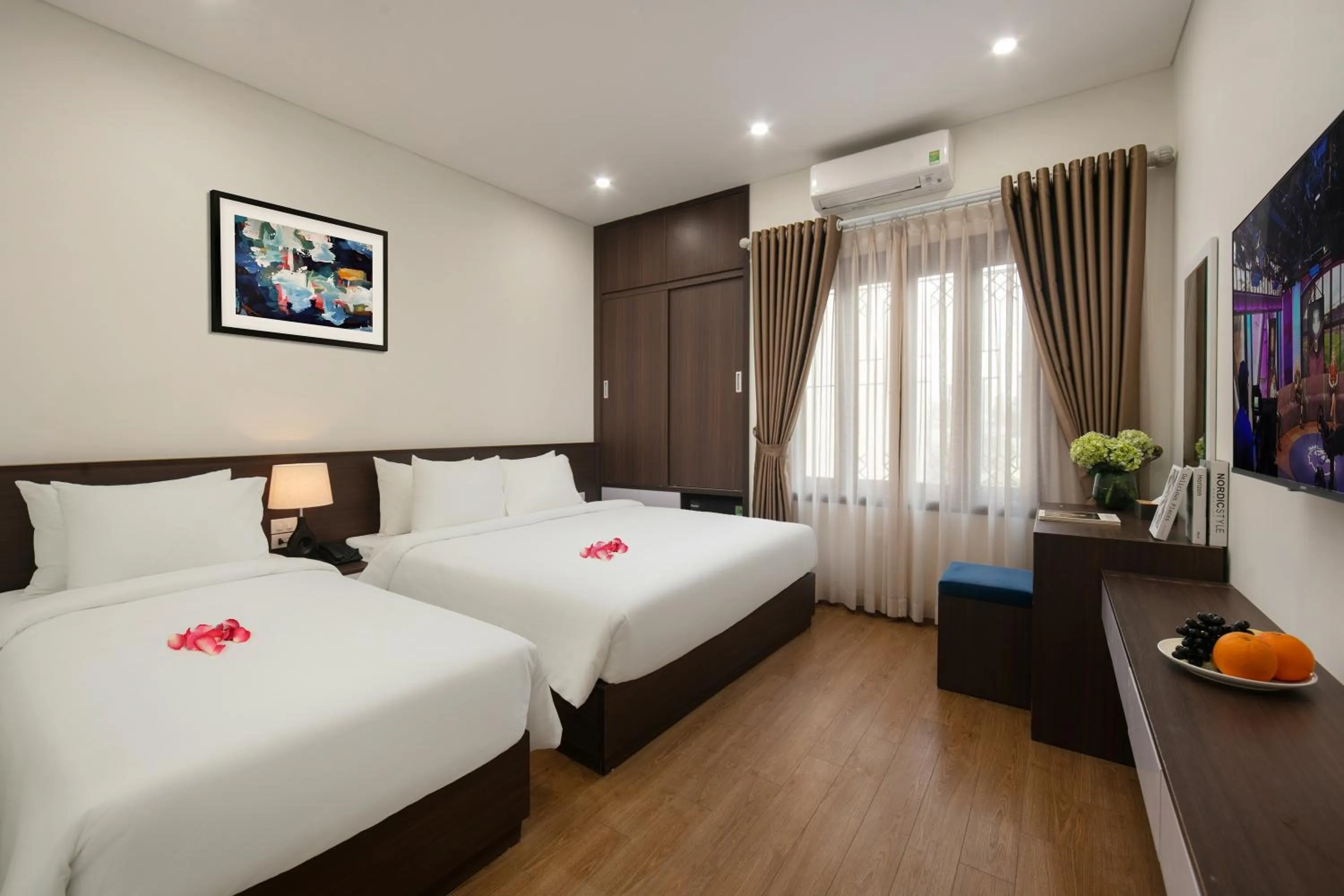 Photo of the whole room, Bed in Queen Cafe Hotel