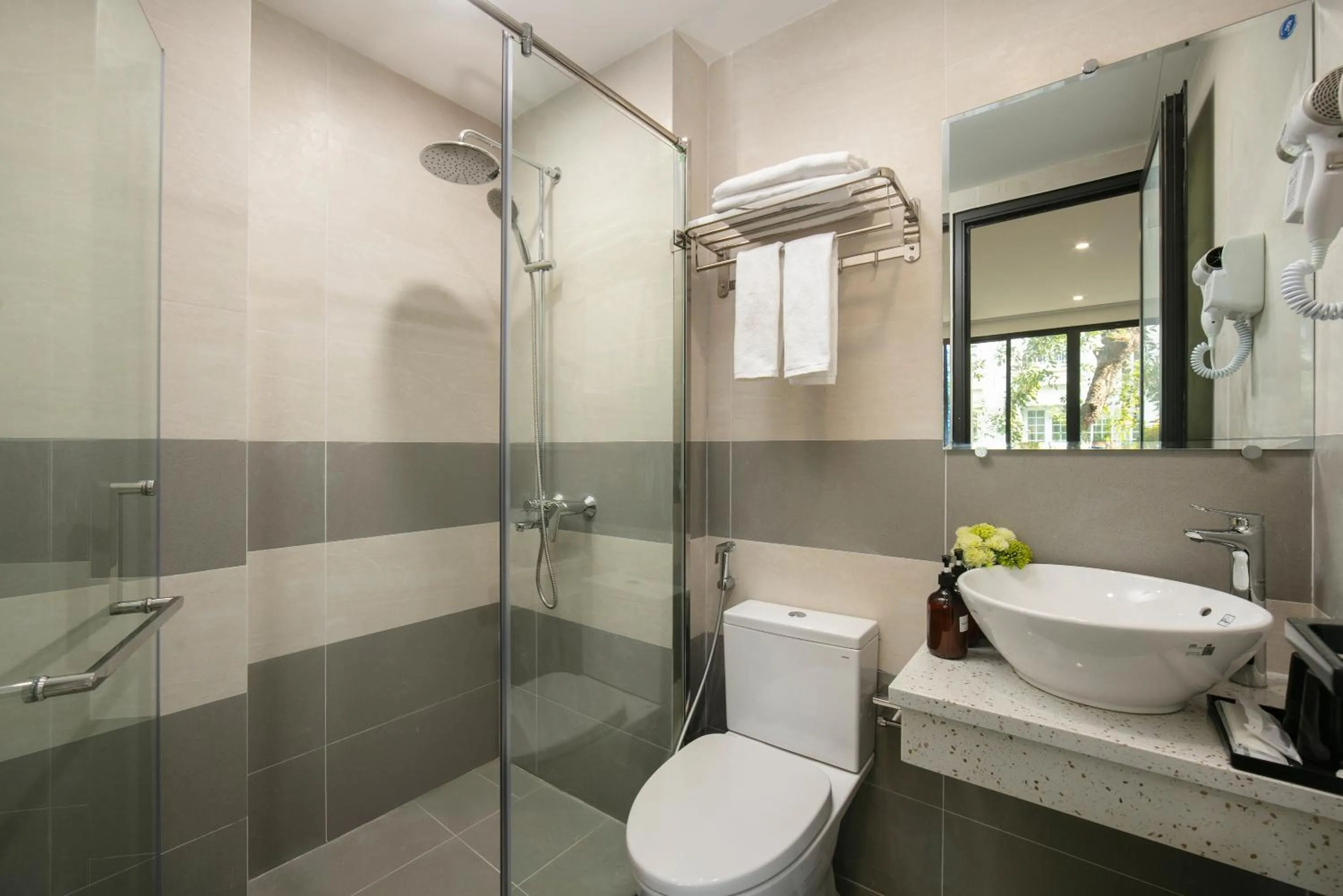 Shower in Queen Cafe Hotel