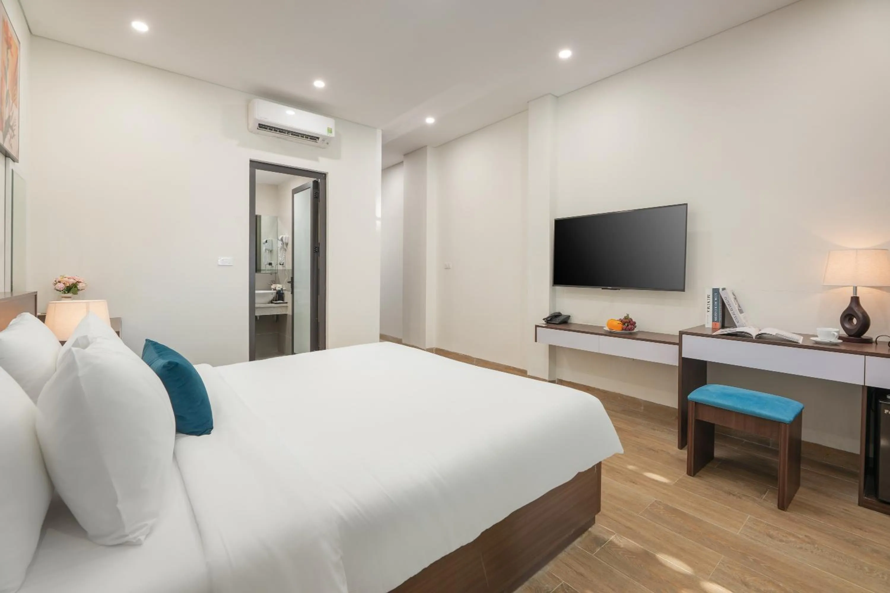 Bed in Queen Cafe Hotel