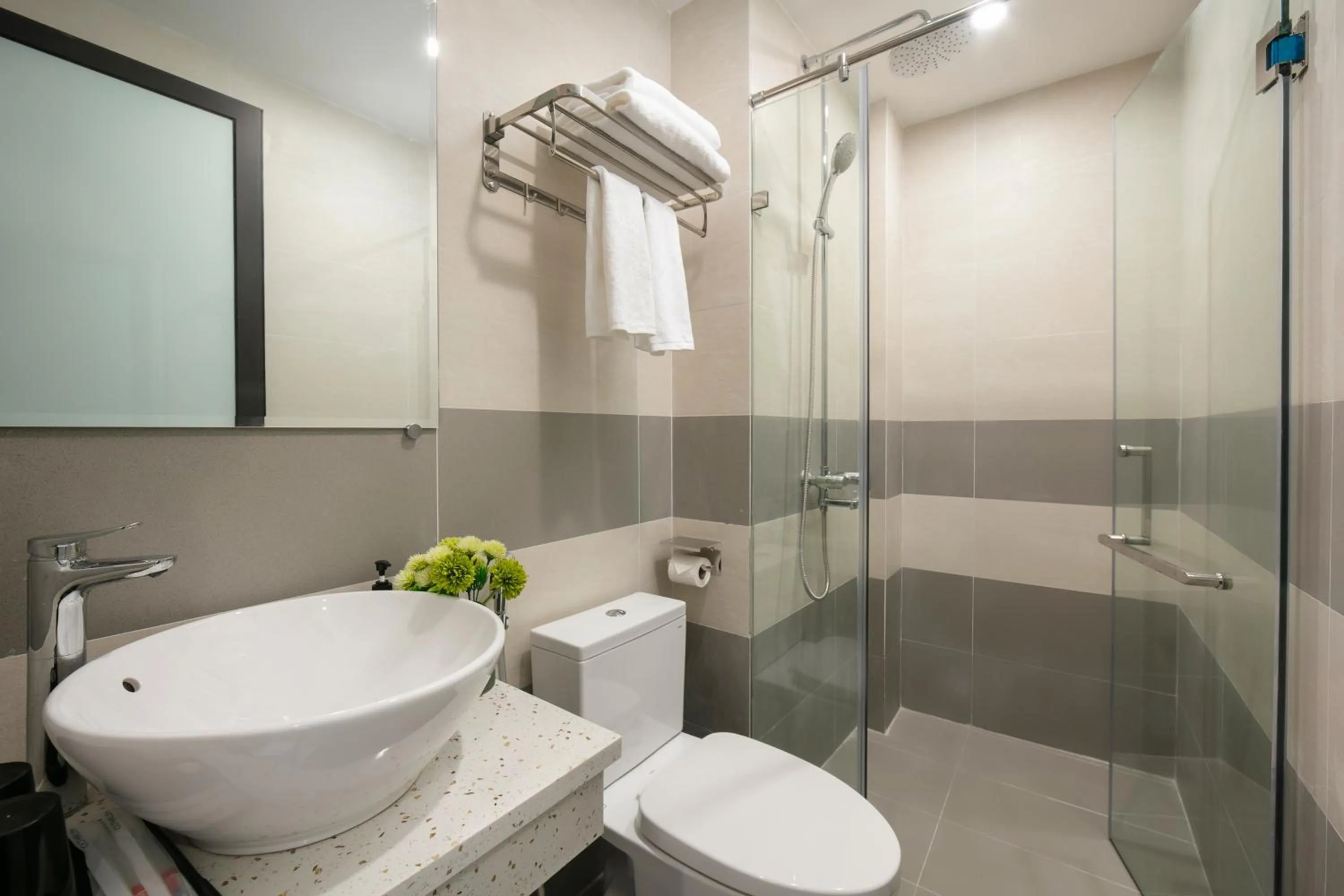 Shower in Queen Cafe Hotel