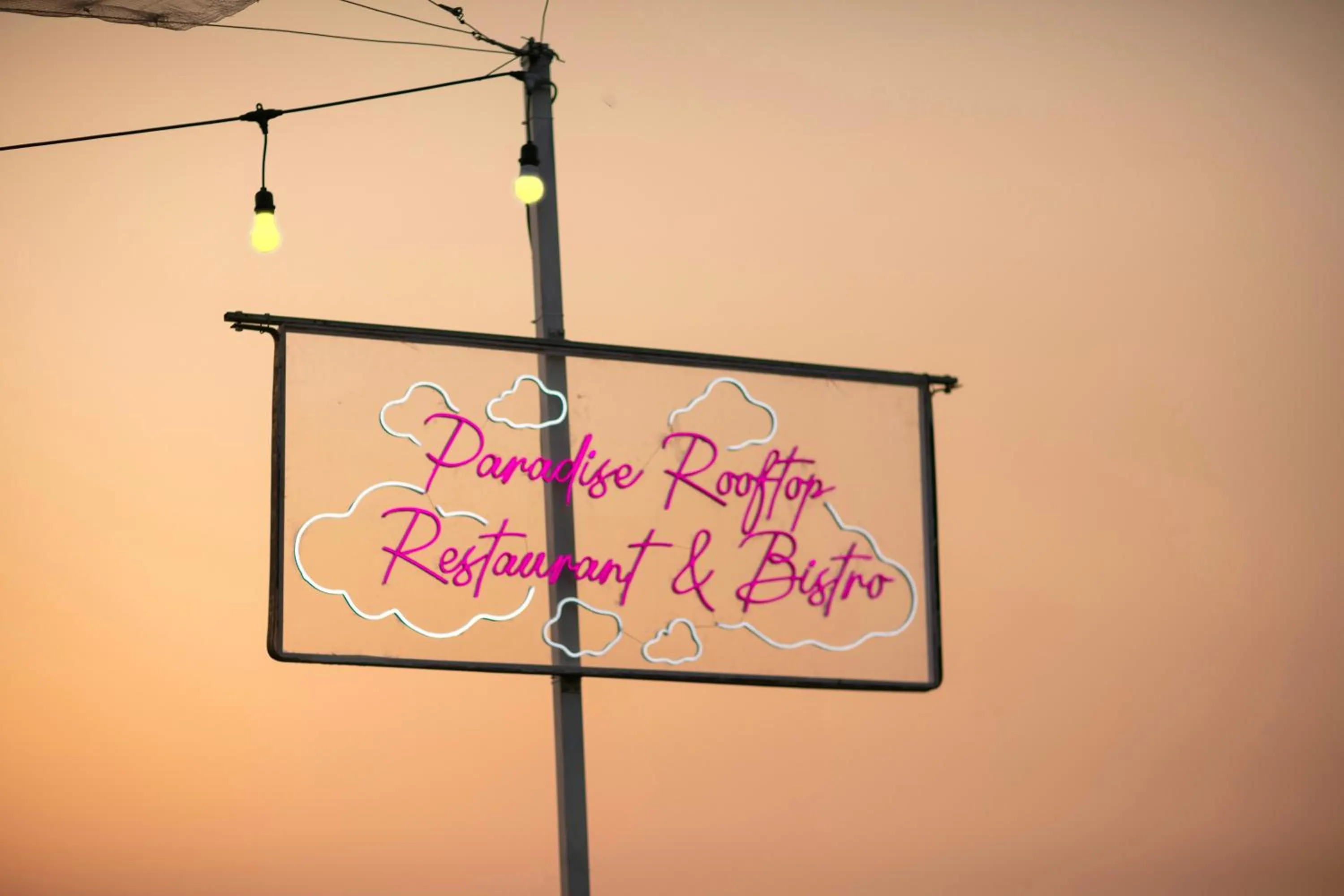 Restaurant/places to eat in Westlake Pearl Apartment - Hotel & Pearl Spa