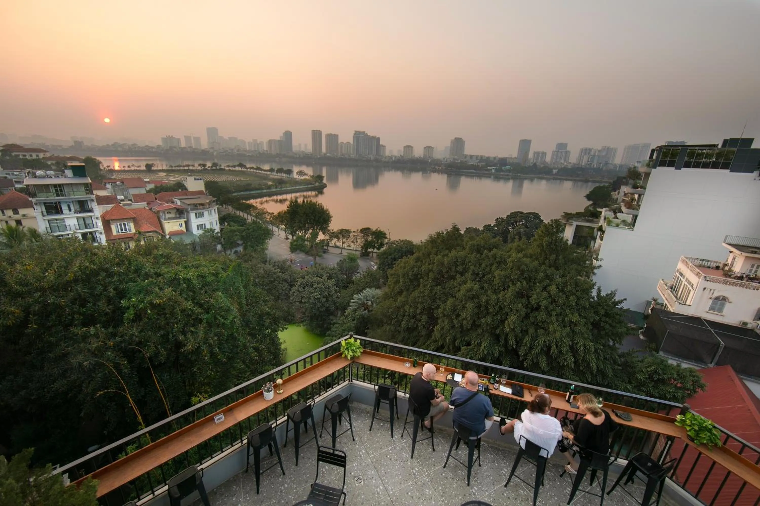 Restaurant/places to eat in Westlake Pearl Apartment - Hotel & Pearl Spa