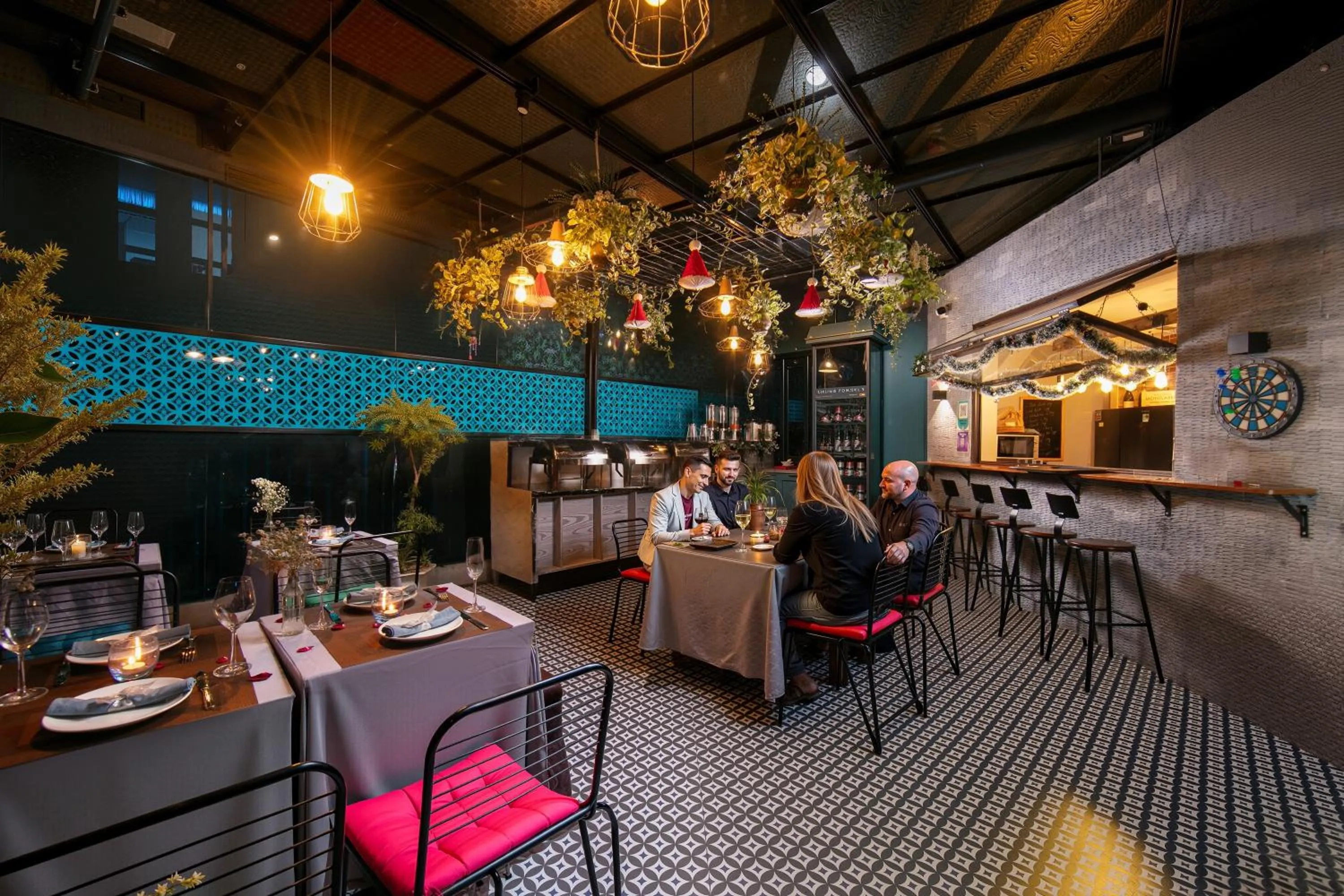 Restaurant/places to eat in Westlake Pearl Apartment - Hotel & Pearl Spa