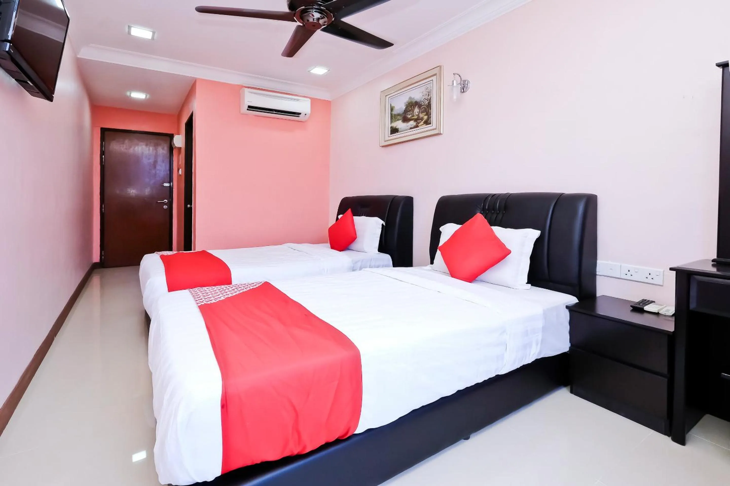 Bedroom, Bed in OYO 714 Arina Hotel