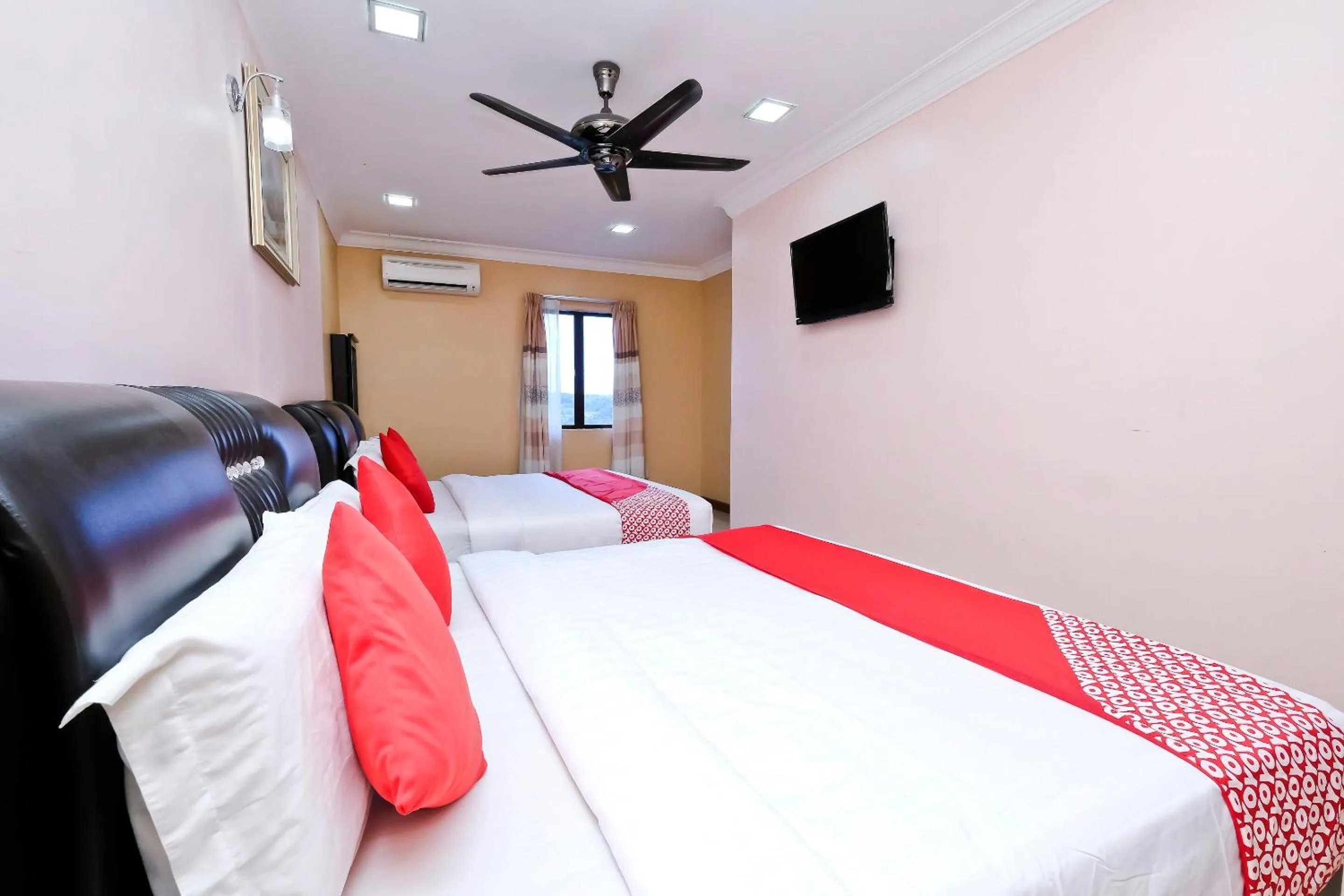 Bedroom, Bed in OYO 714 Arina Hotel