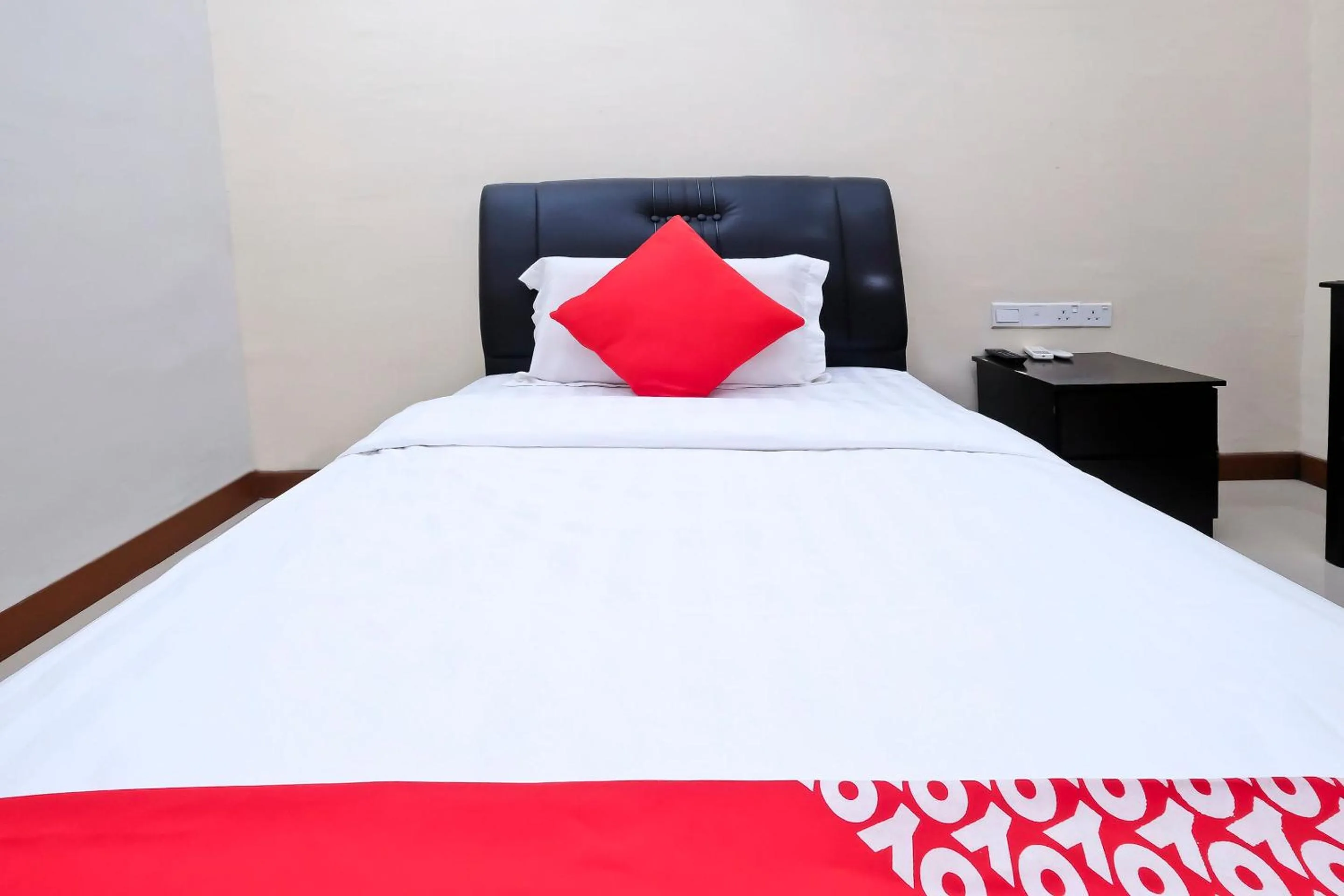 Bedroom, Bed in OYO 714 Arina Hotel