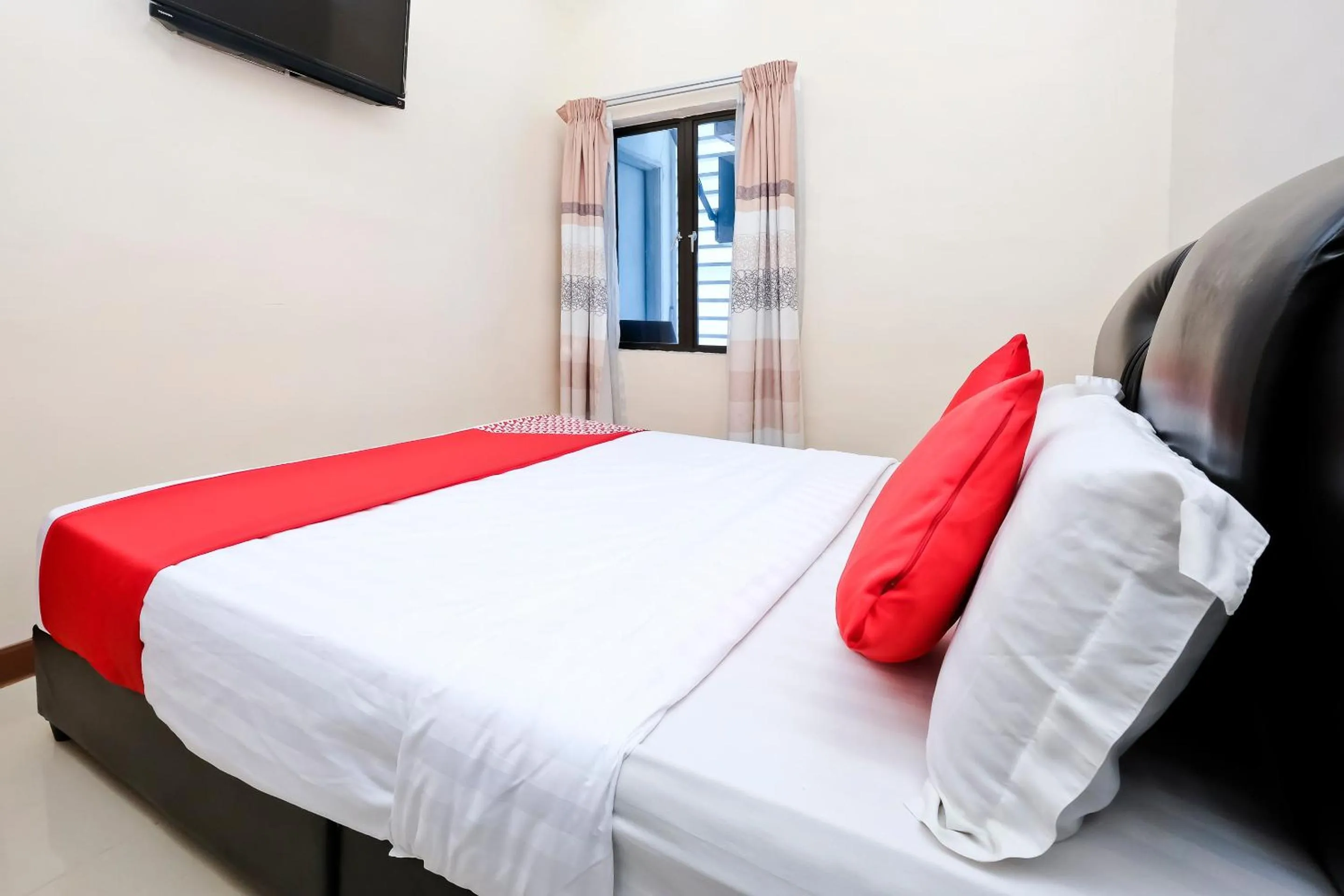 Bedroom, Bed in OYO 714 Arina Hotel