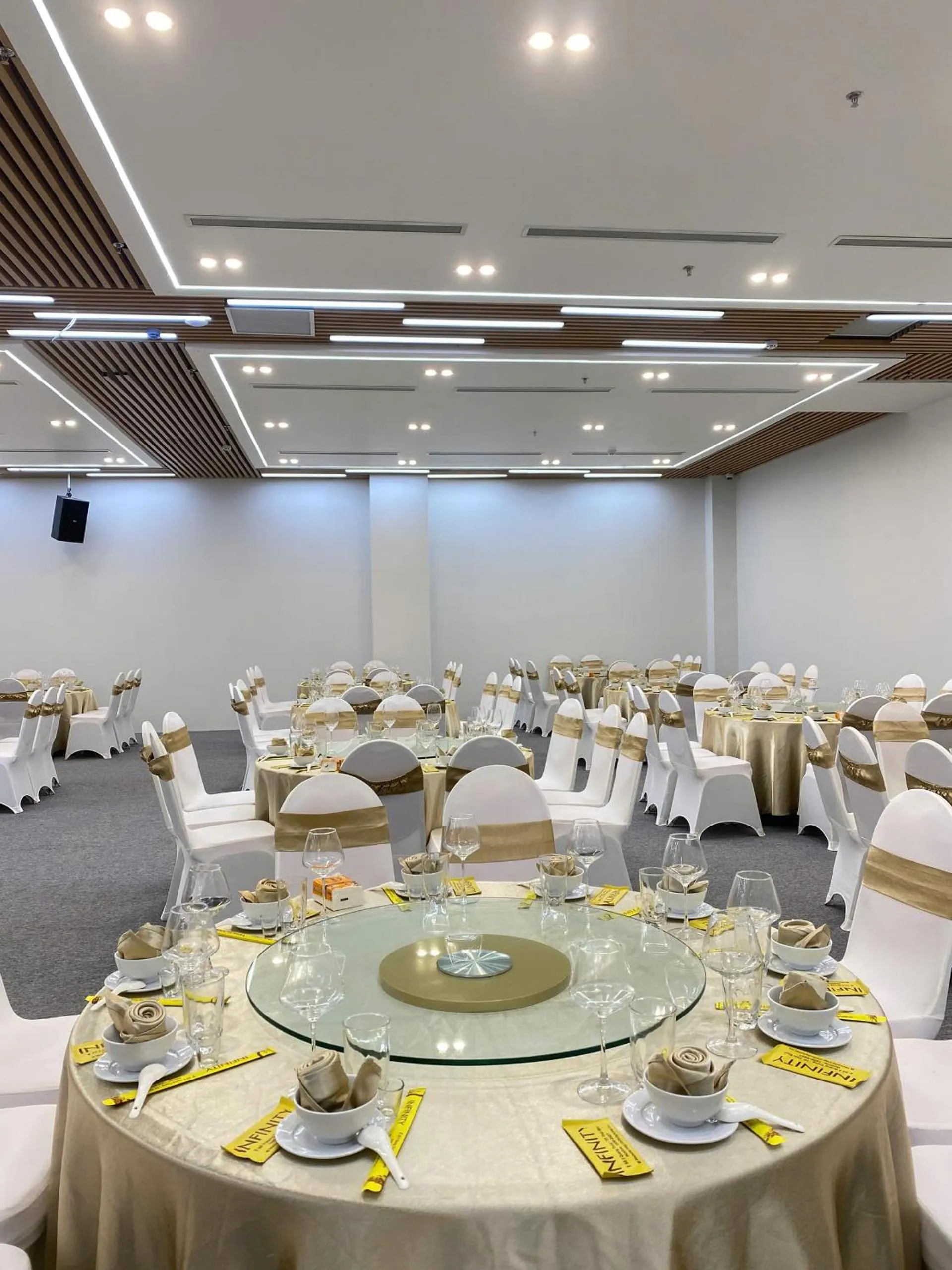 Restaurant/places to eat in Infinity Hotel