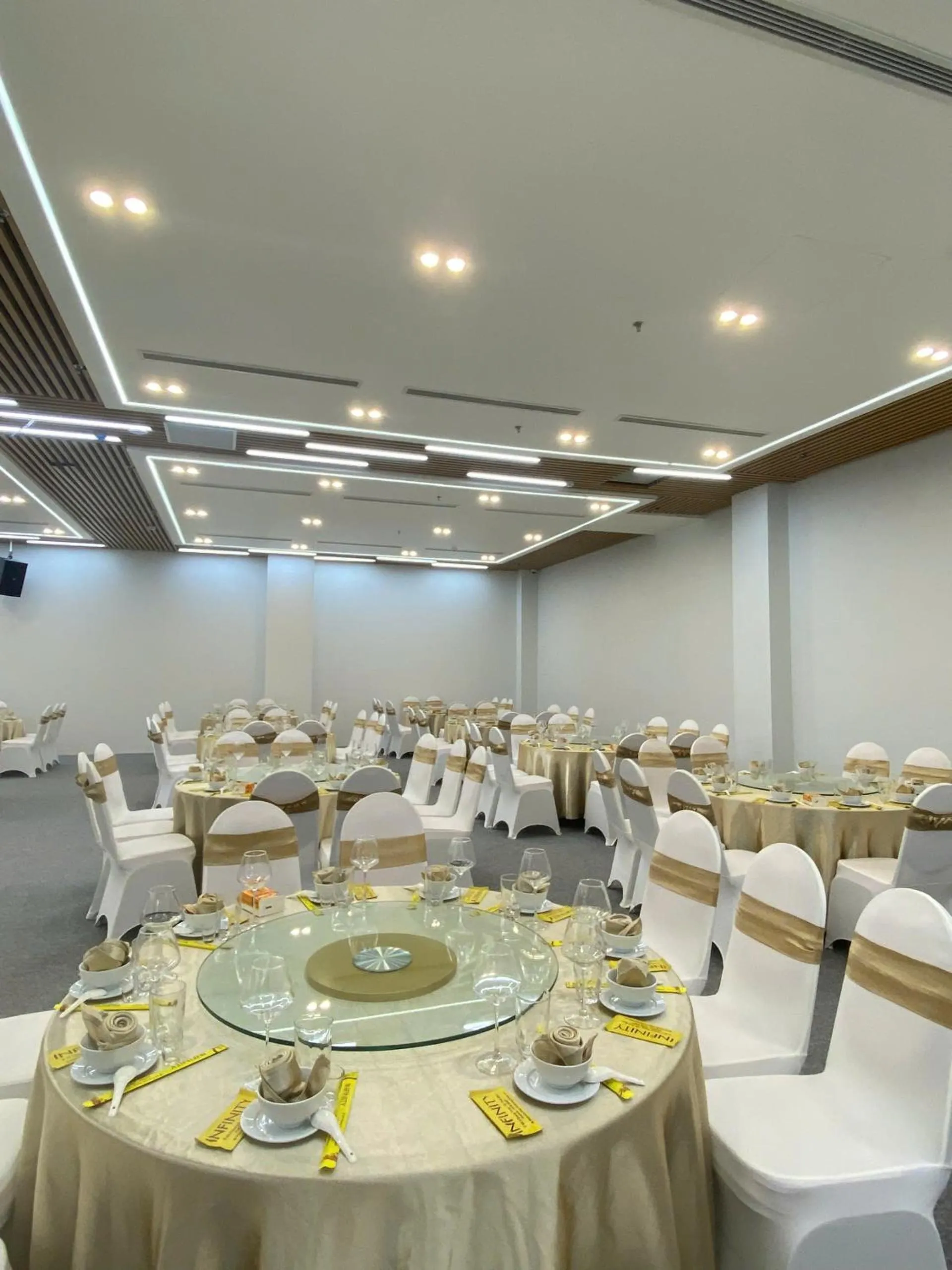Restaurant/places to eat in Infinity Hotel