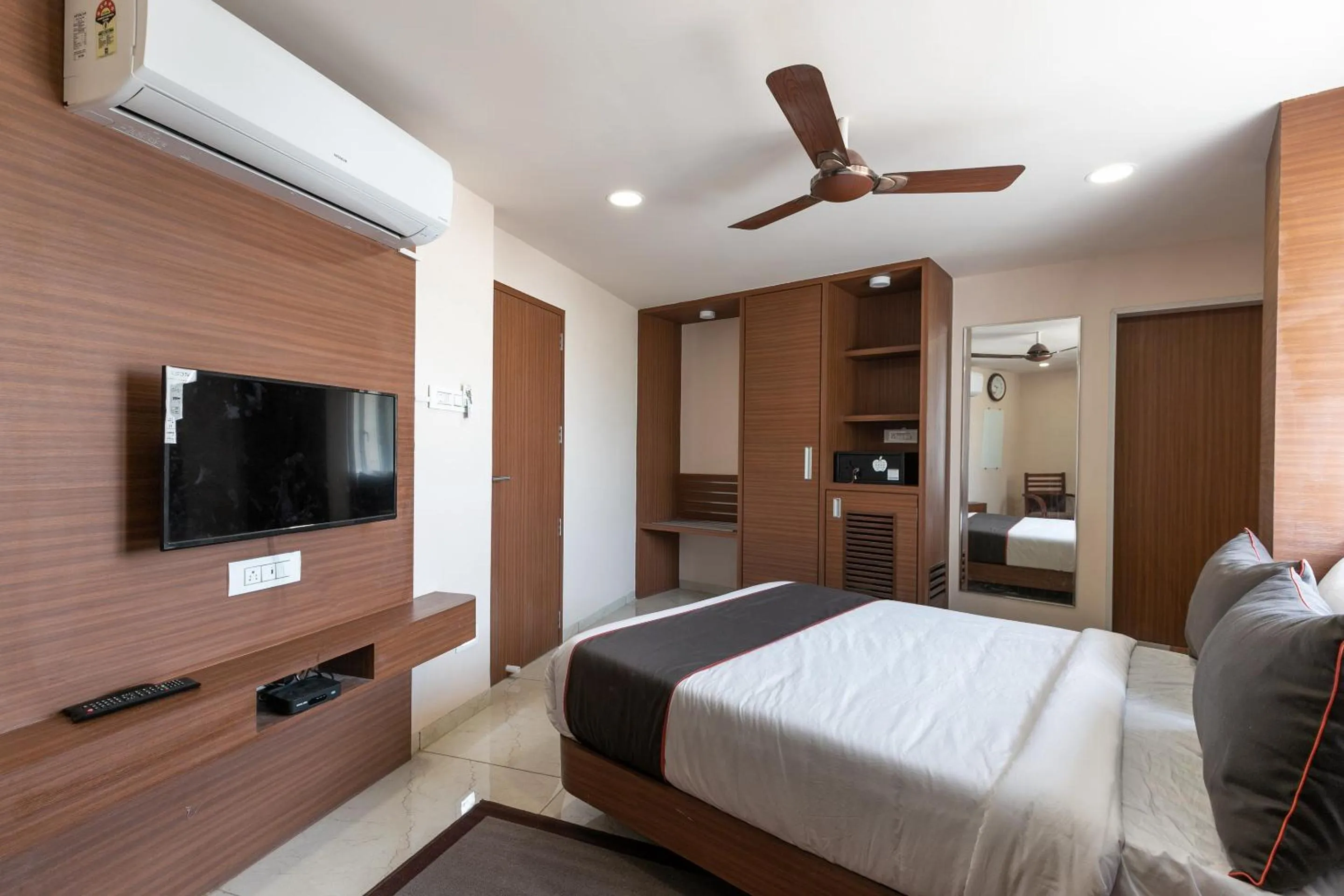 Bedroom, Bed in Super Collection O Simran Raghuveer Para