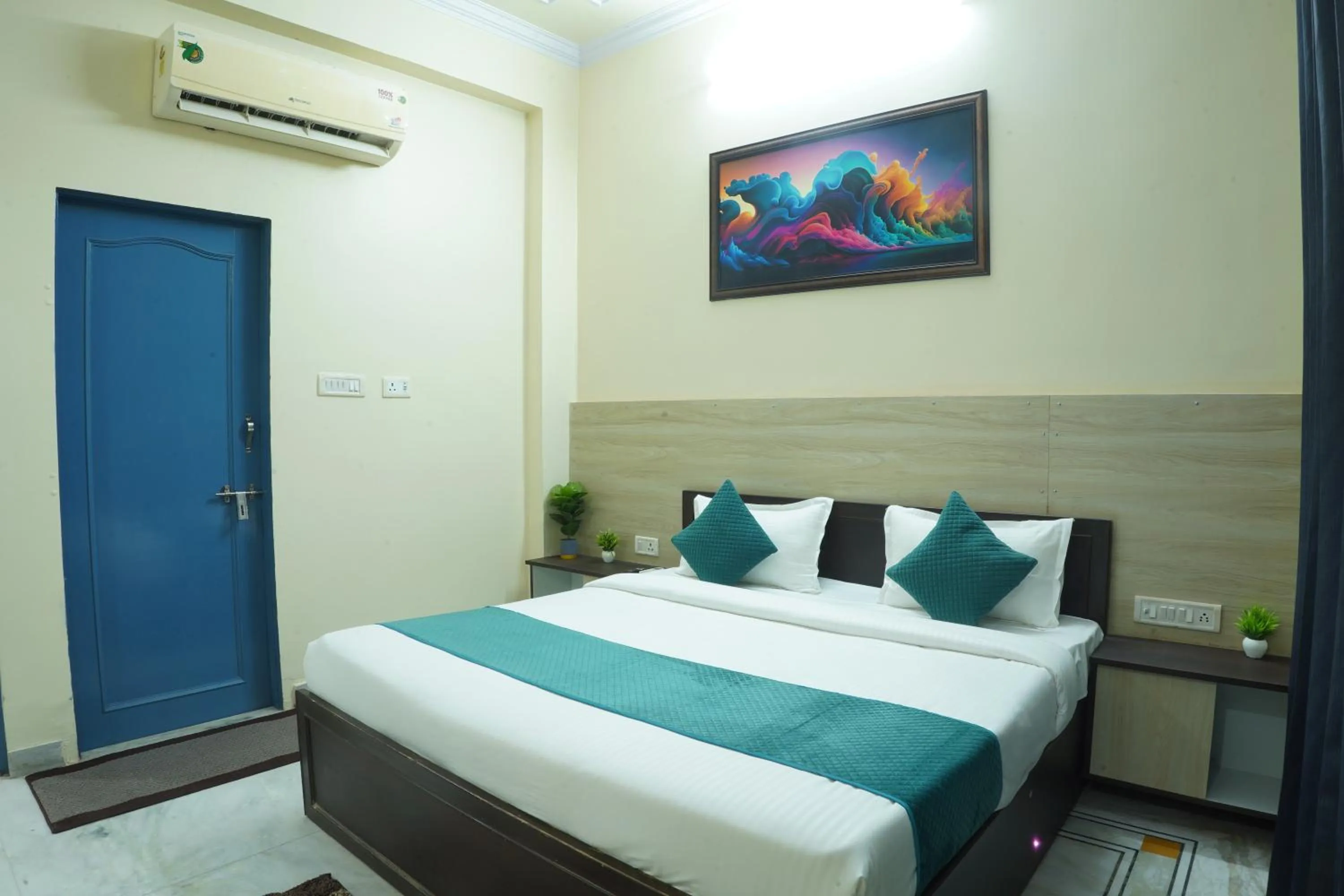 Bedroom, Bed in Hotel Silver Stay