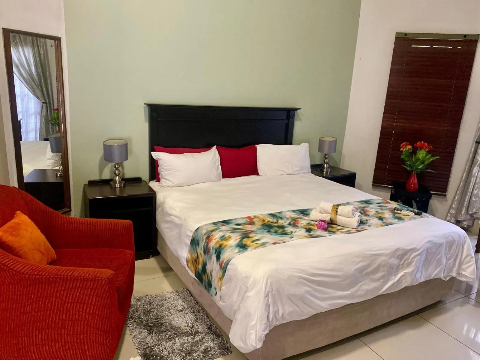 Photo of the whole room, Bed in Catwalk Lodge