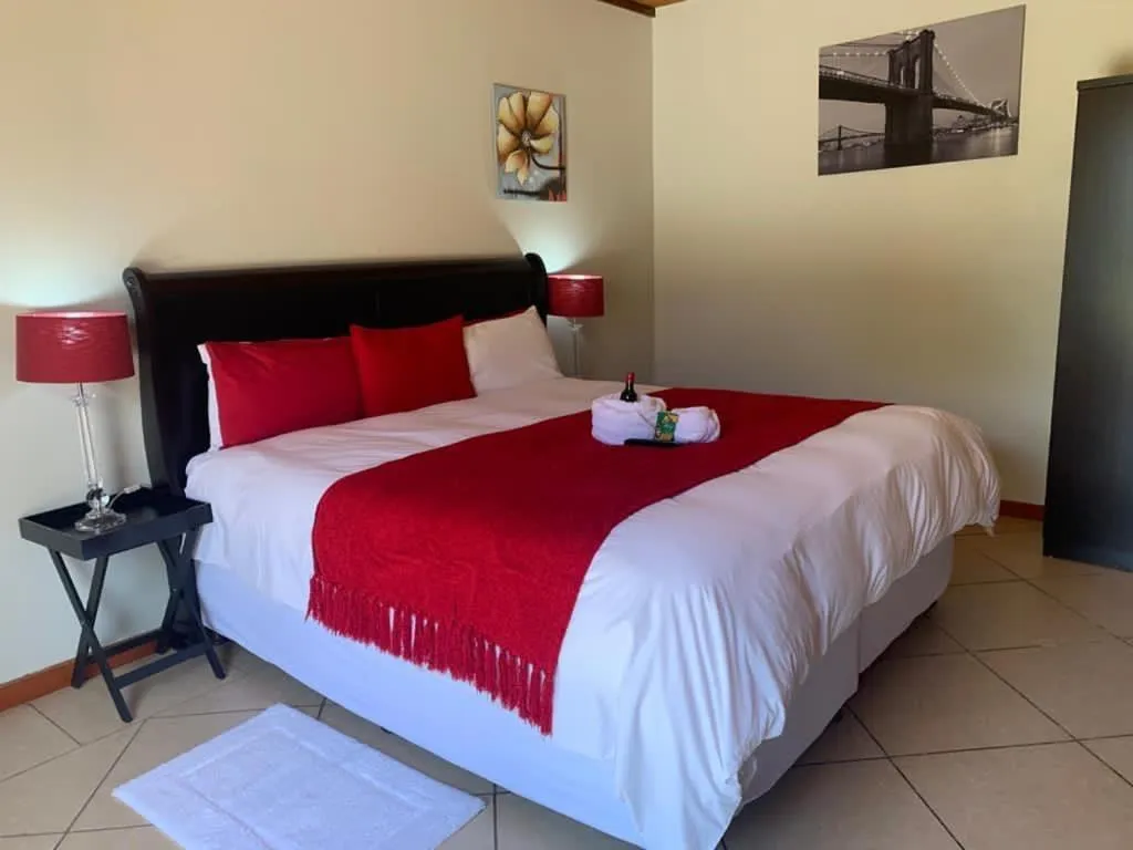 Photo of the whole room, Bed in Catwalk Lodge