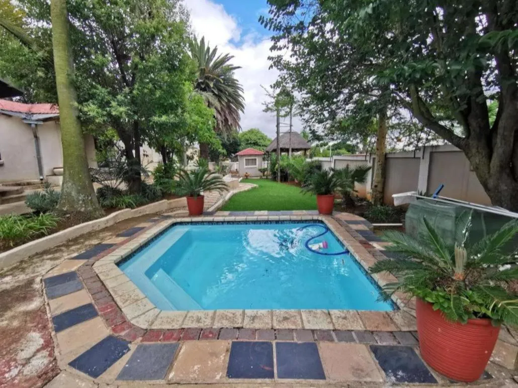 Swimming pool in Catwalk Lodge