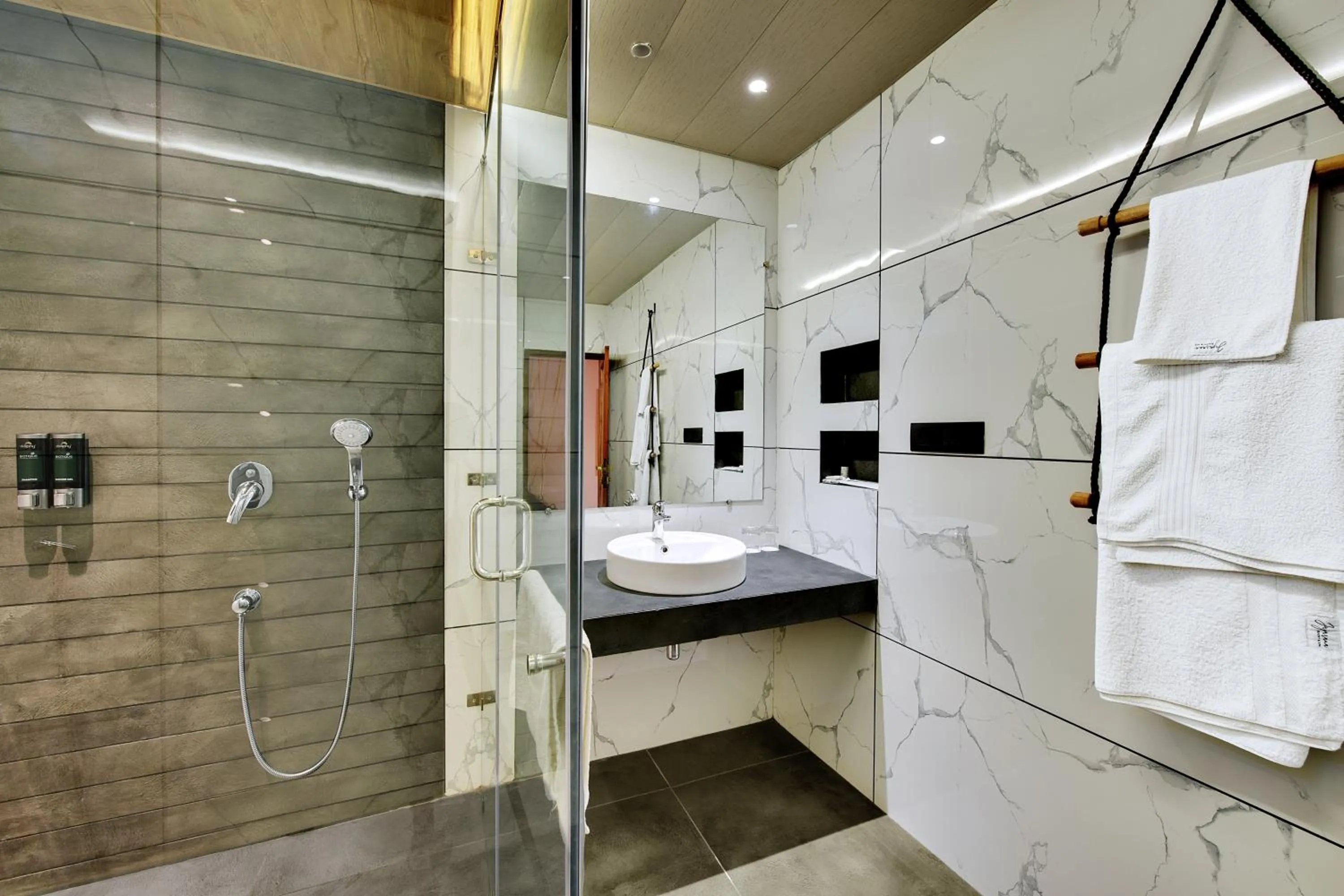 Tiaraa Jujurana Resort & Spa