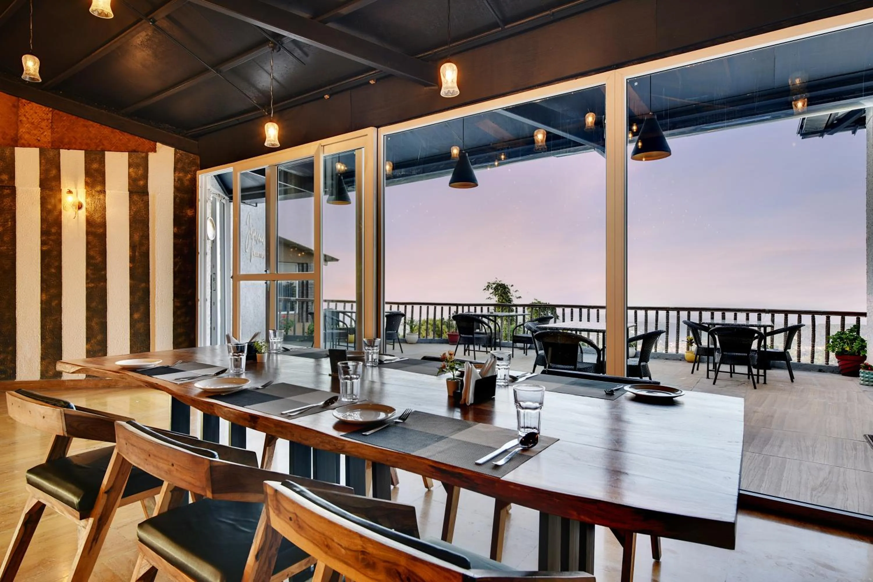 Restaurant/places to eat in Tiaraa Jujurana Resort & Spa