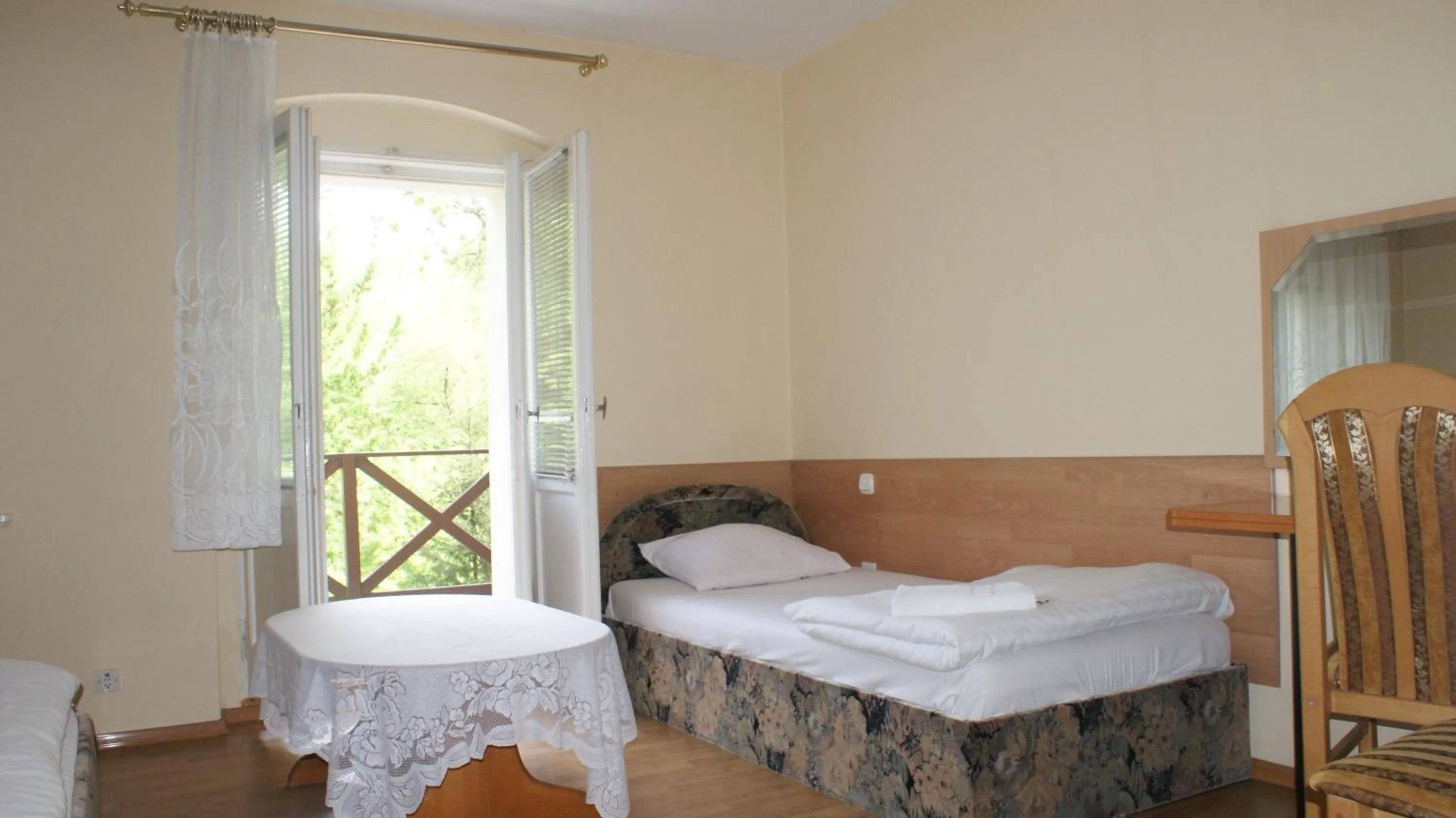 Bed in Dworek Brodowo Restauracja Hotel Przyjęcia