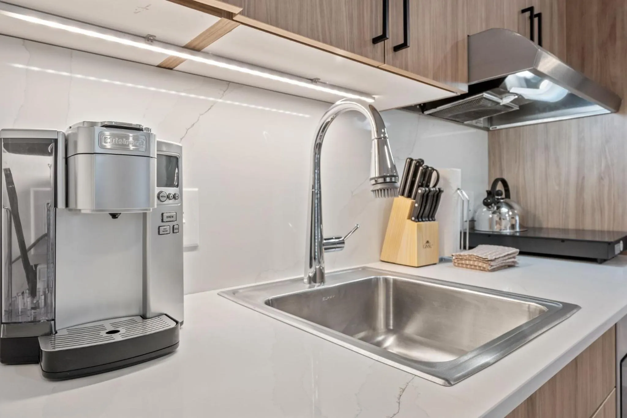 Coffee/tea facilities in The Continental, powered by Placemakr - Downtown - Market Square