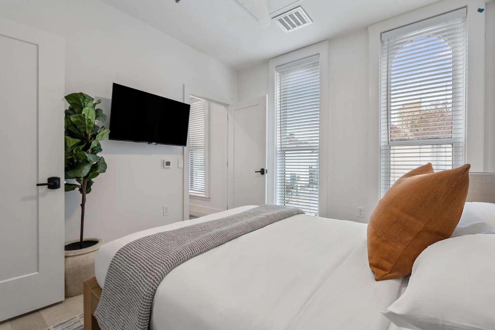 Bedroom, Bed in The Continental, powered by Placemakr - Downtown - Market Square