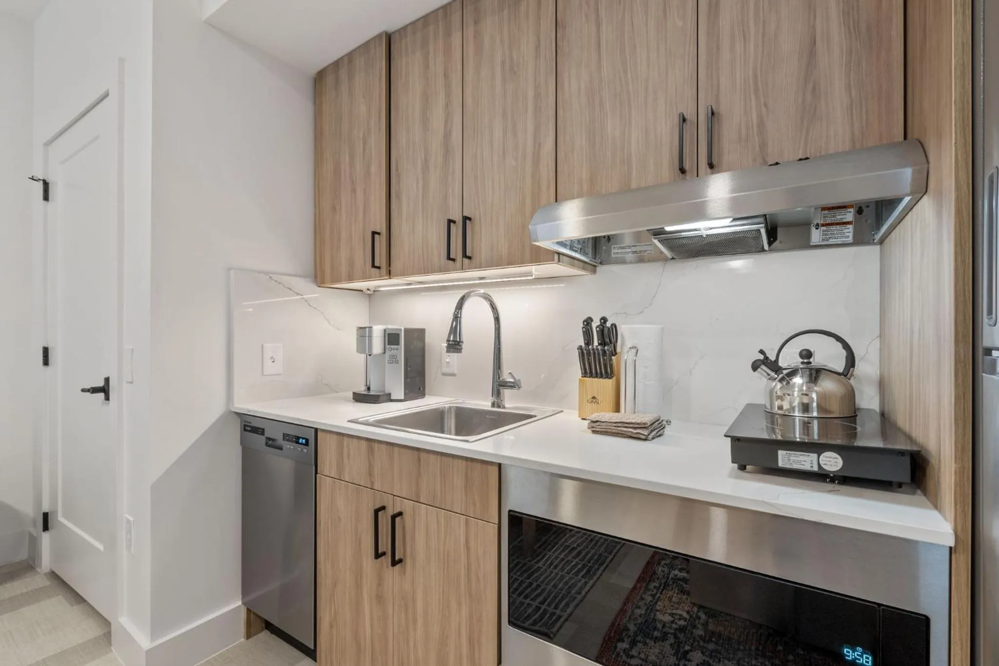 Kitchen or kitchenette in The Continental, powered by Placemakr - Downtown - Market Square