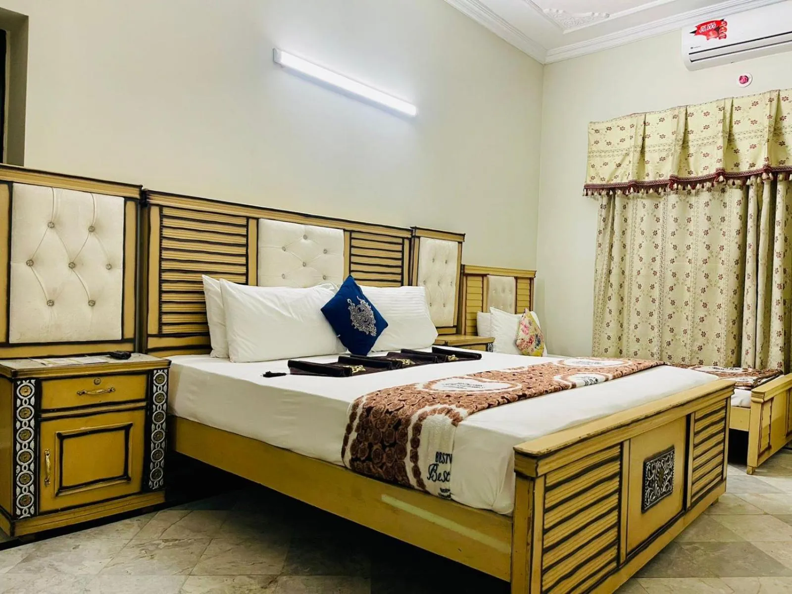 Bed in Neelum Guest House