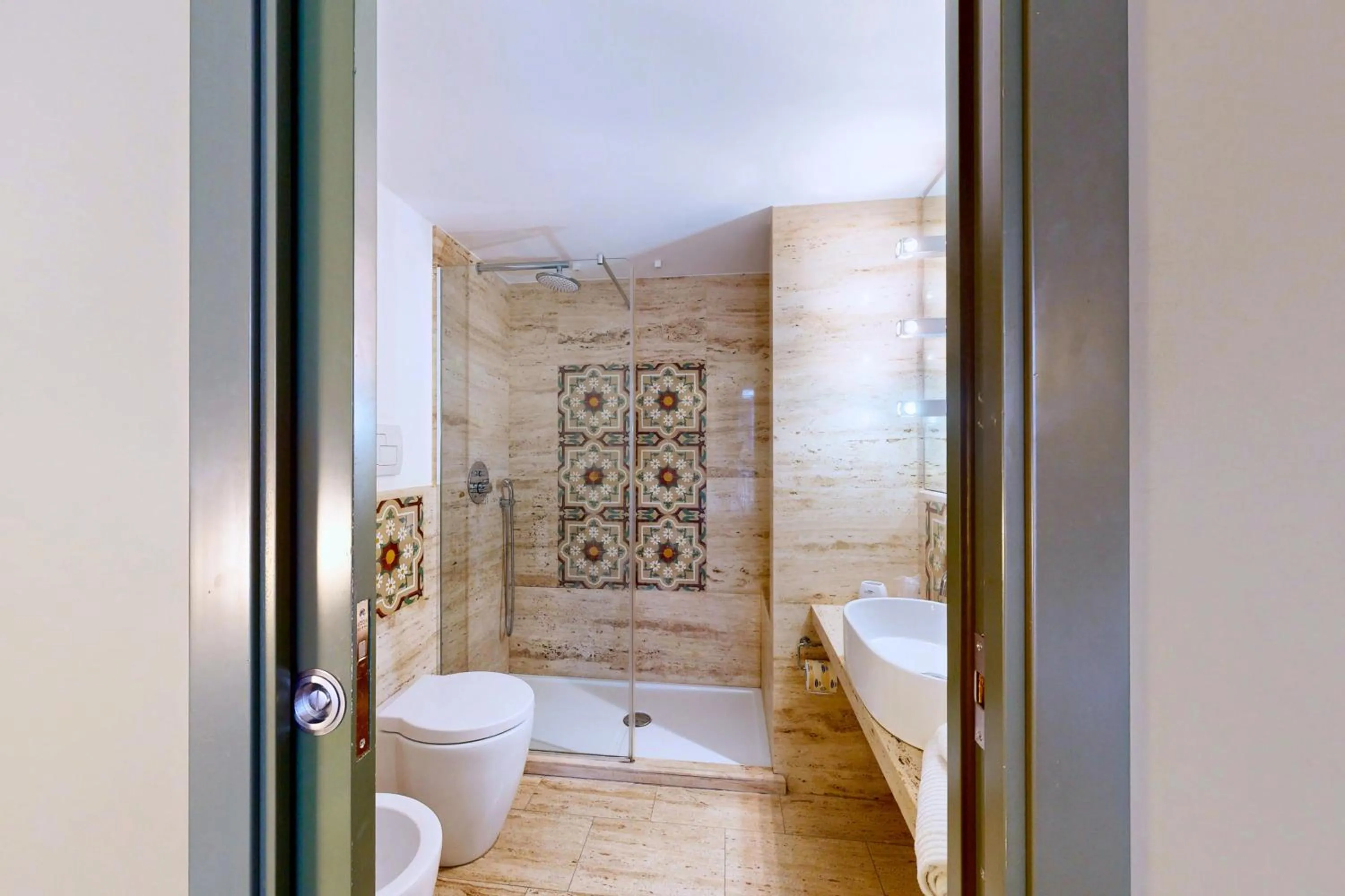 Shower in Aegusa Hotel