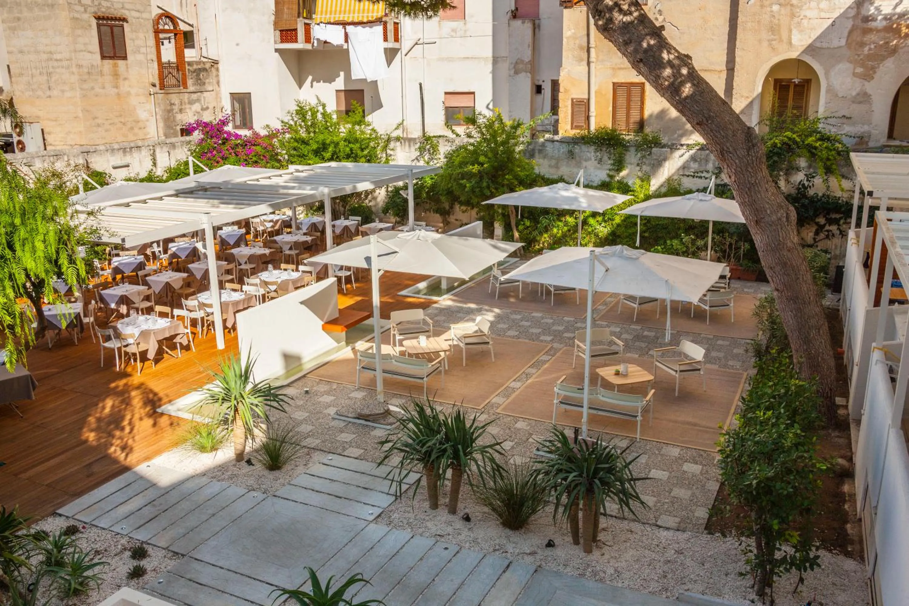 Restaurant/places to eat in Aegusa Hotel