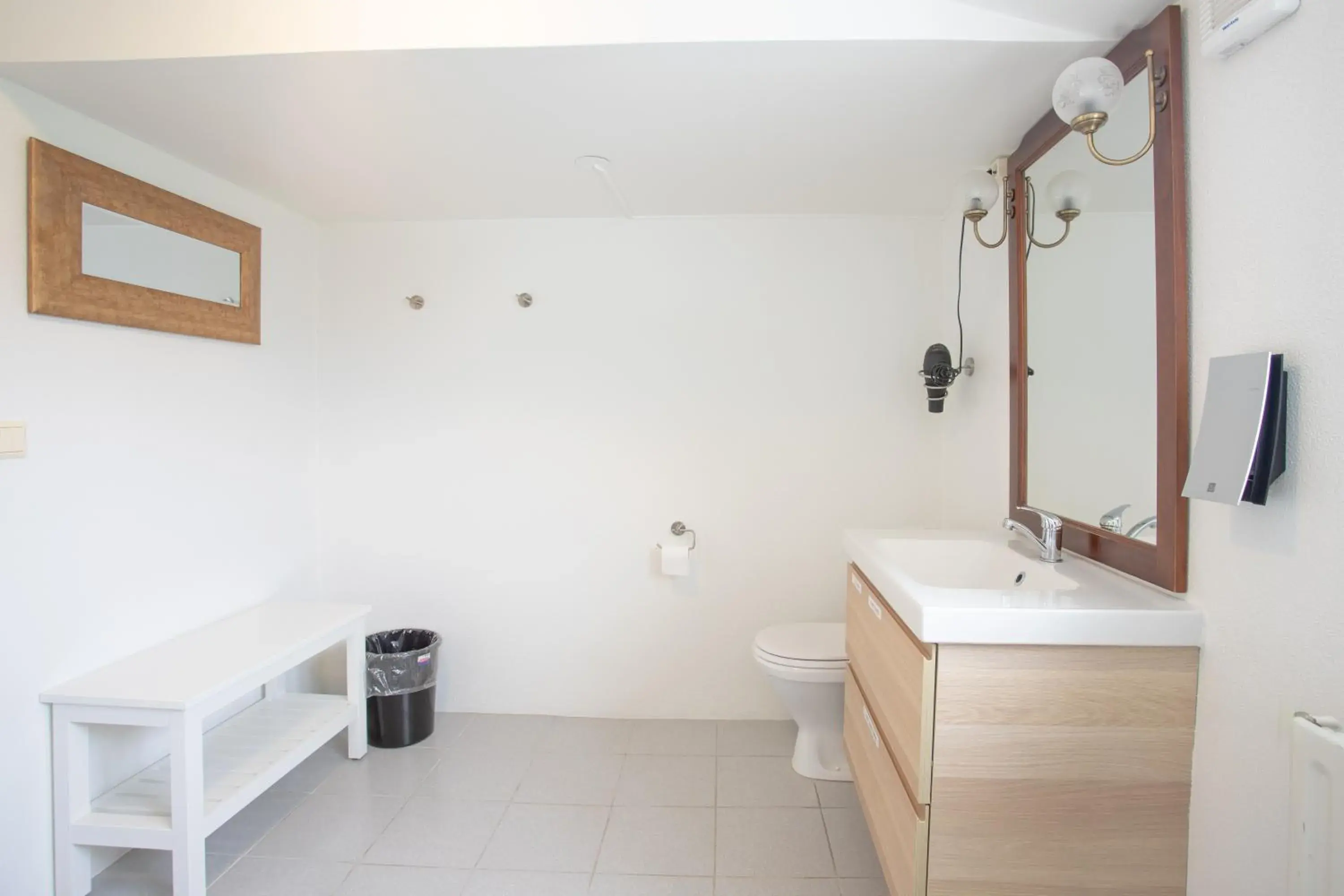 Double or Twin Room with Shared Bathroom and Sea View in Old Airline Guesthouse Double or Twin Room with Shared Bathroom and Sea View in Old Airline Guesthouse