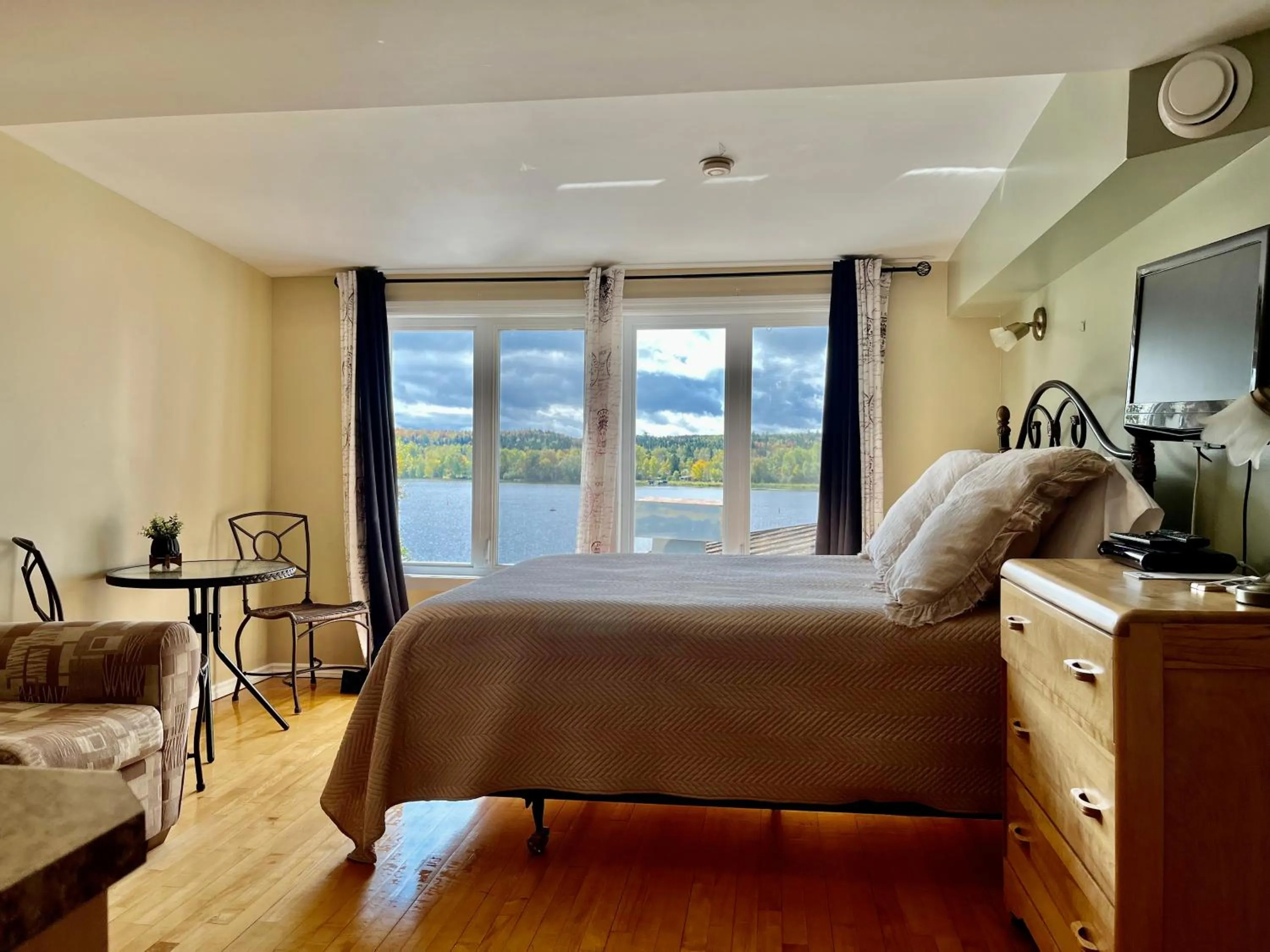 Bedroom, Bed in Auberge l'Intermède du lac