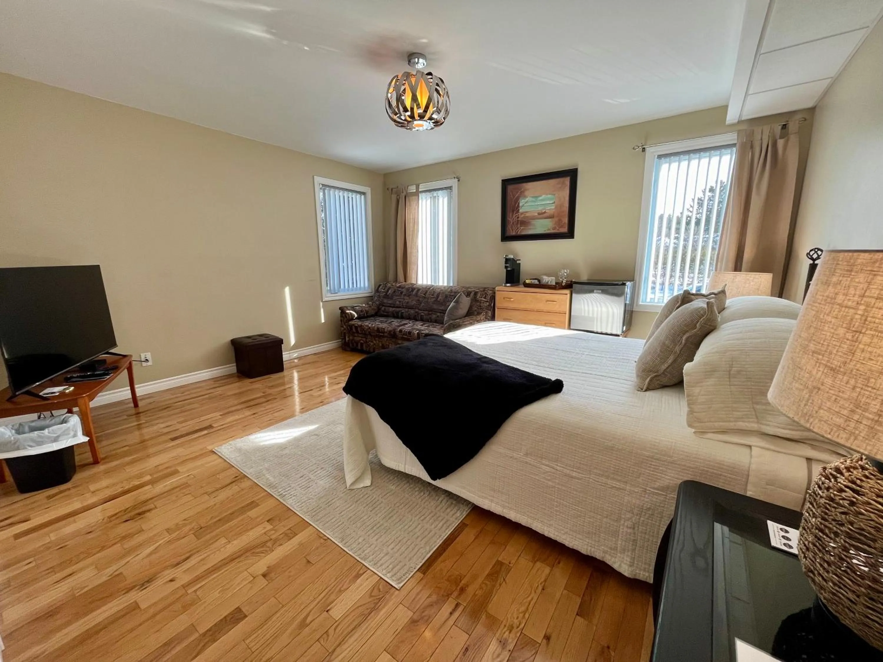 Photo of the whole room, Bed in Auberge l'Intermède du lac