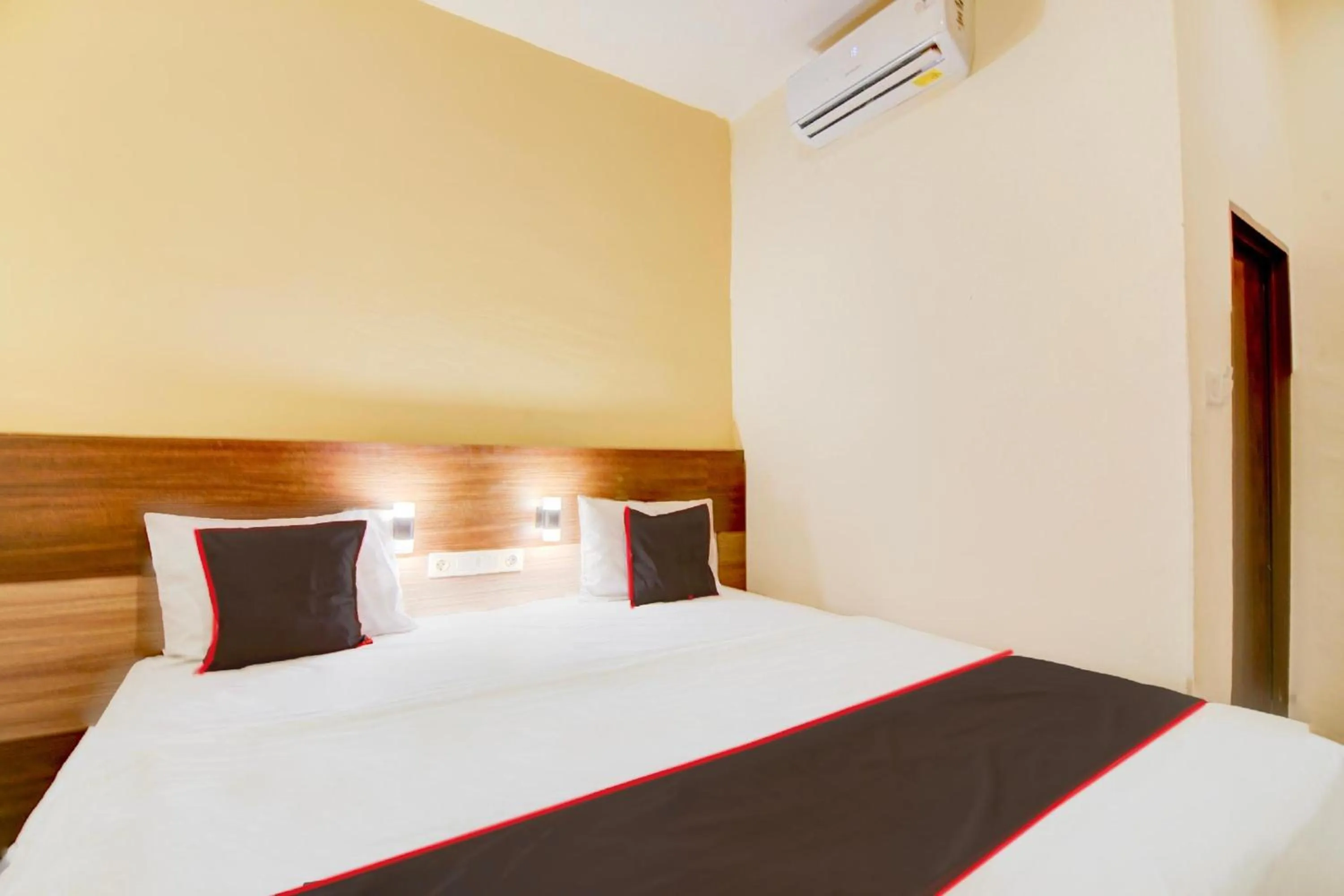 Photo of the whole room, Bed in Capital O Pusat Kota Pekanbaru Near Mall Living World Formerly Radja Homestay