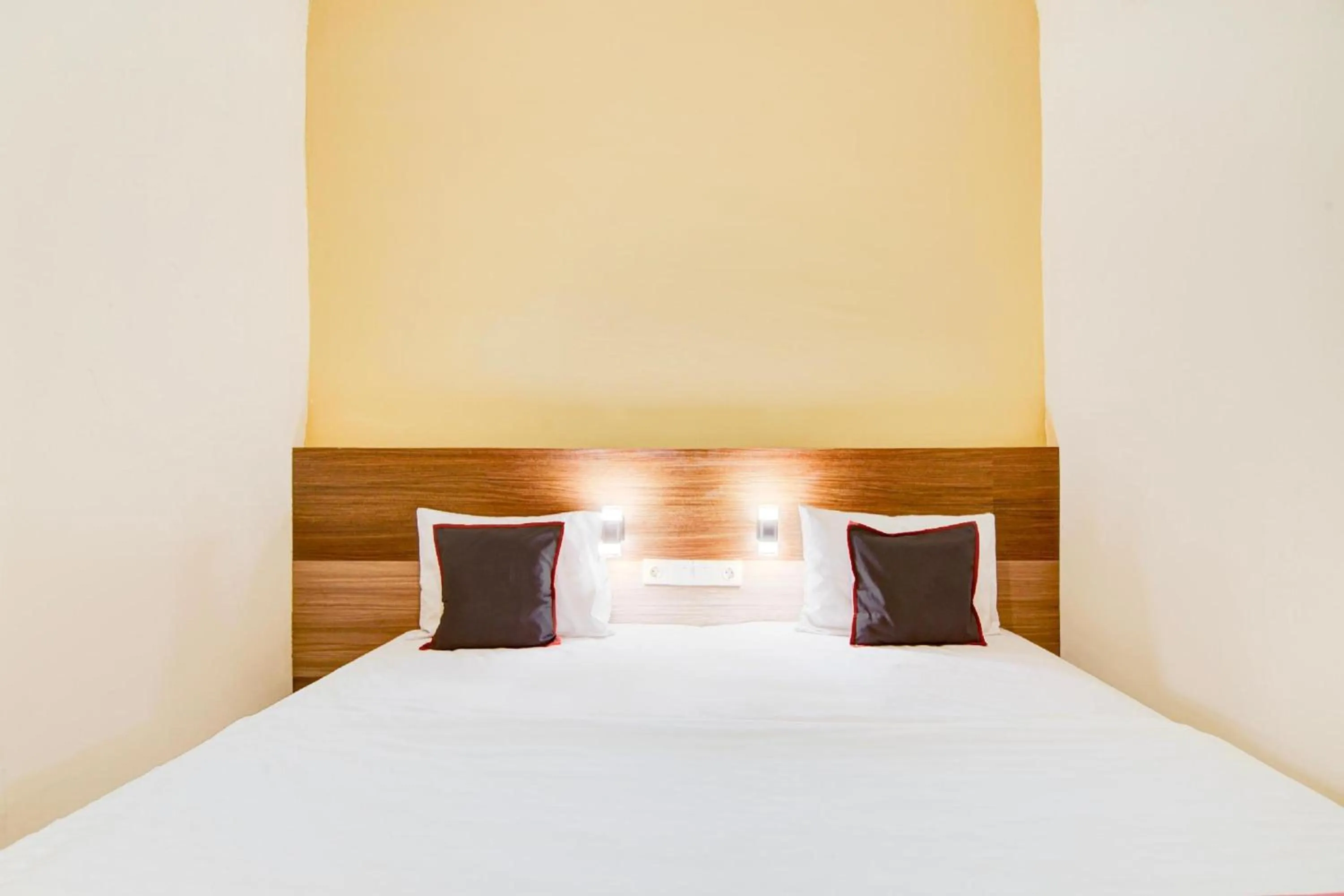 Bedroom, Bed in Capital O Pusat Kota Pekanbaru Near Mall Living World Formerly Radja Homestay