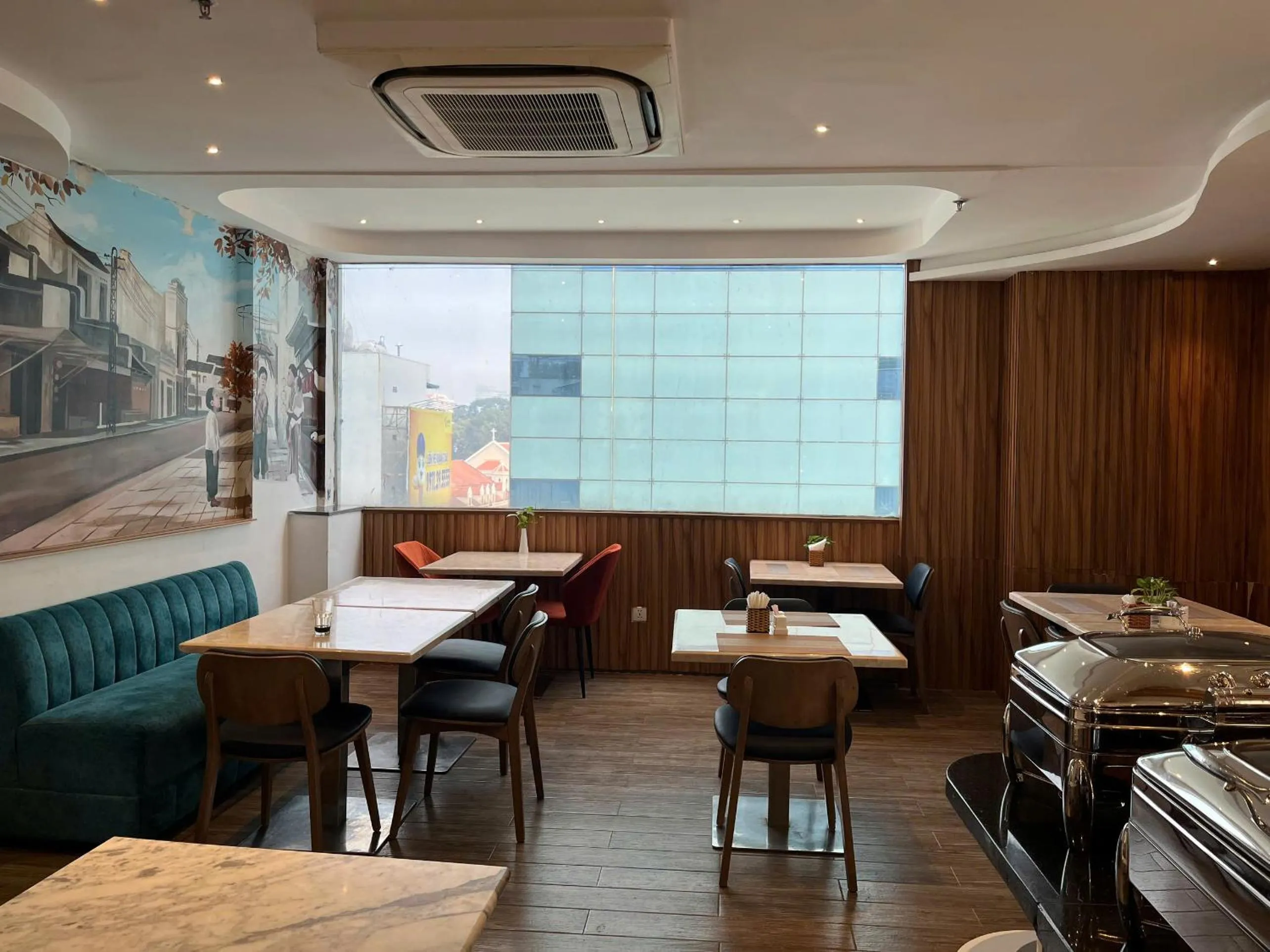 Restaurant/places to eat in Nicecy Hotel Suites & Spa