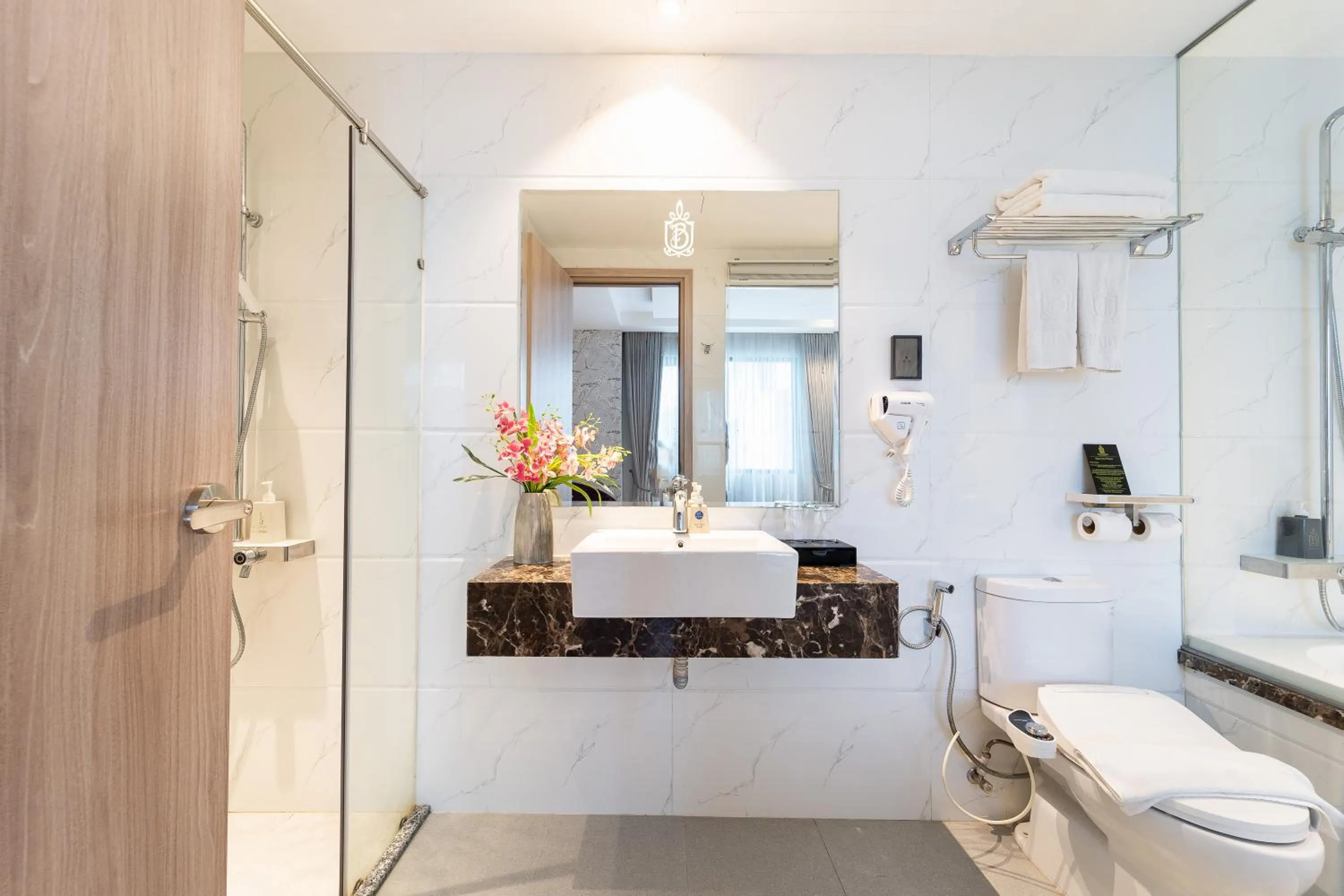 Shower in Nicecy Hotel Suites & Spa