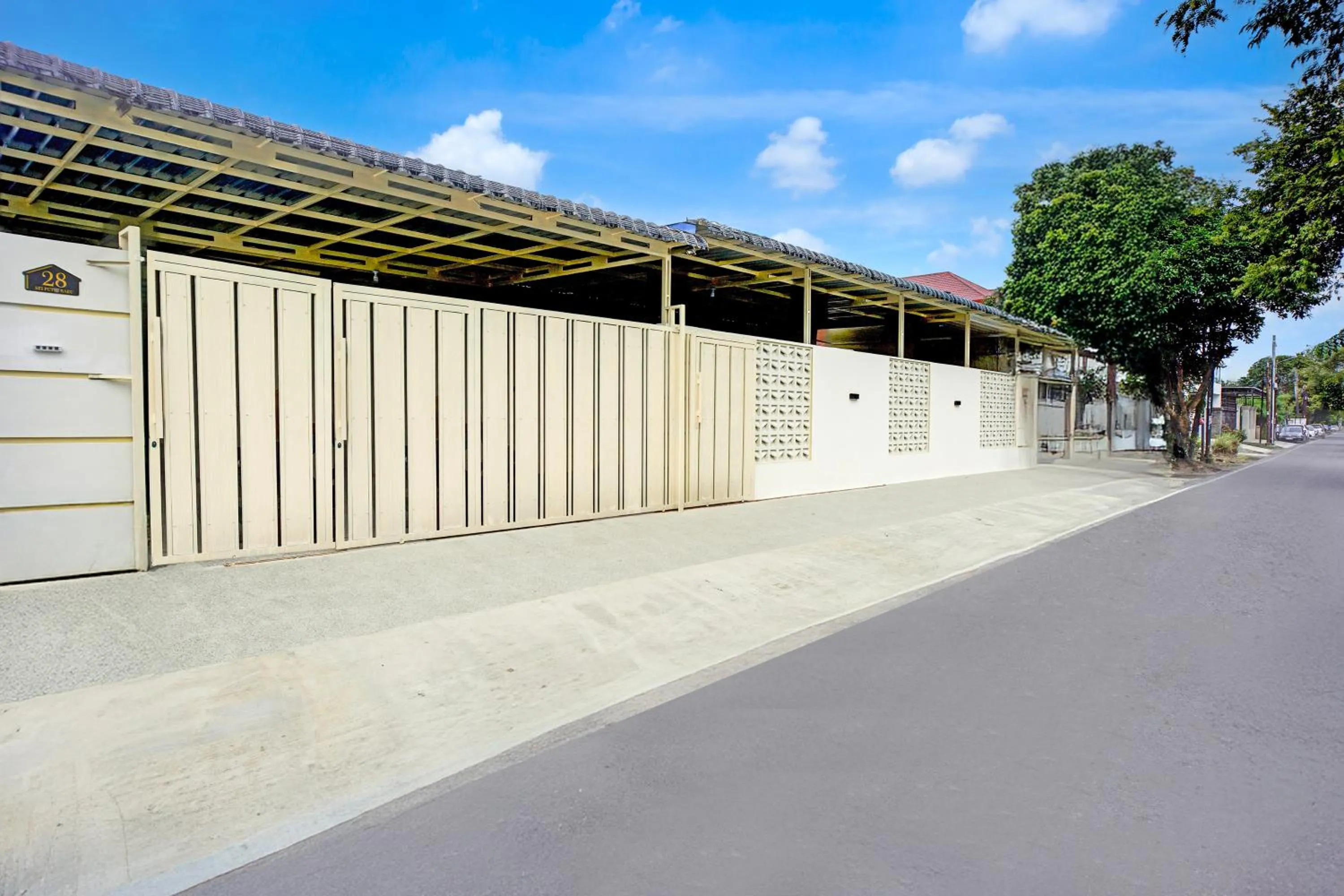 Facade/entrance in Hotel O Medan City Center Near Rumah Sakit Bunda Thamrin Formerly Mora Residence