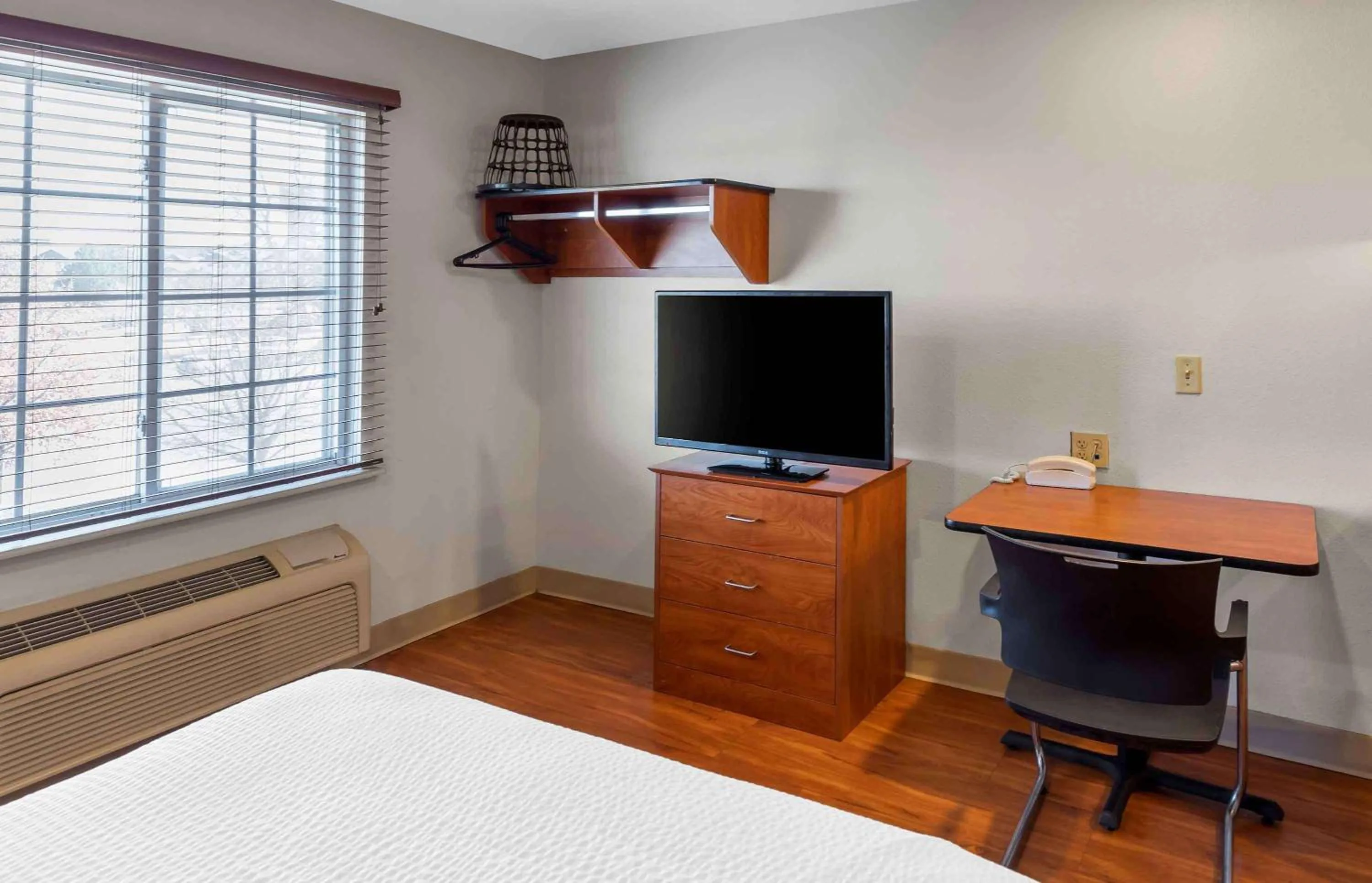 Bedroom, Bed in Extended Stay America Select Suites - Wichita - Airport