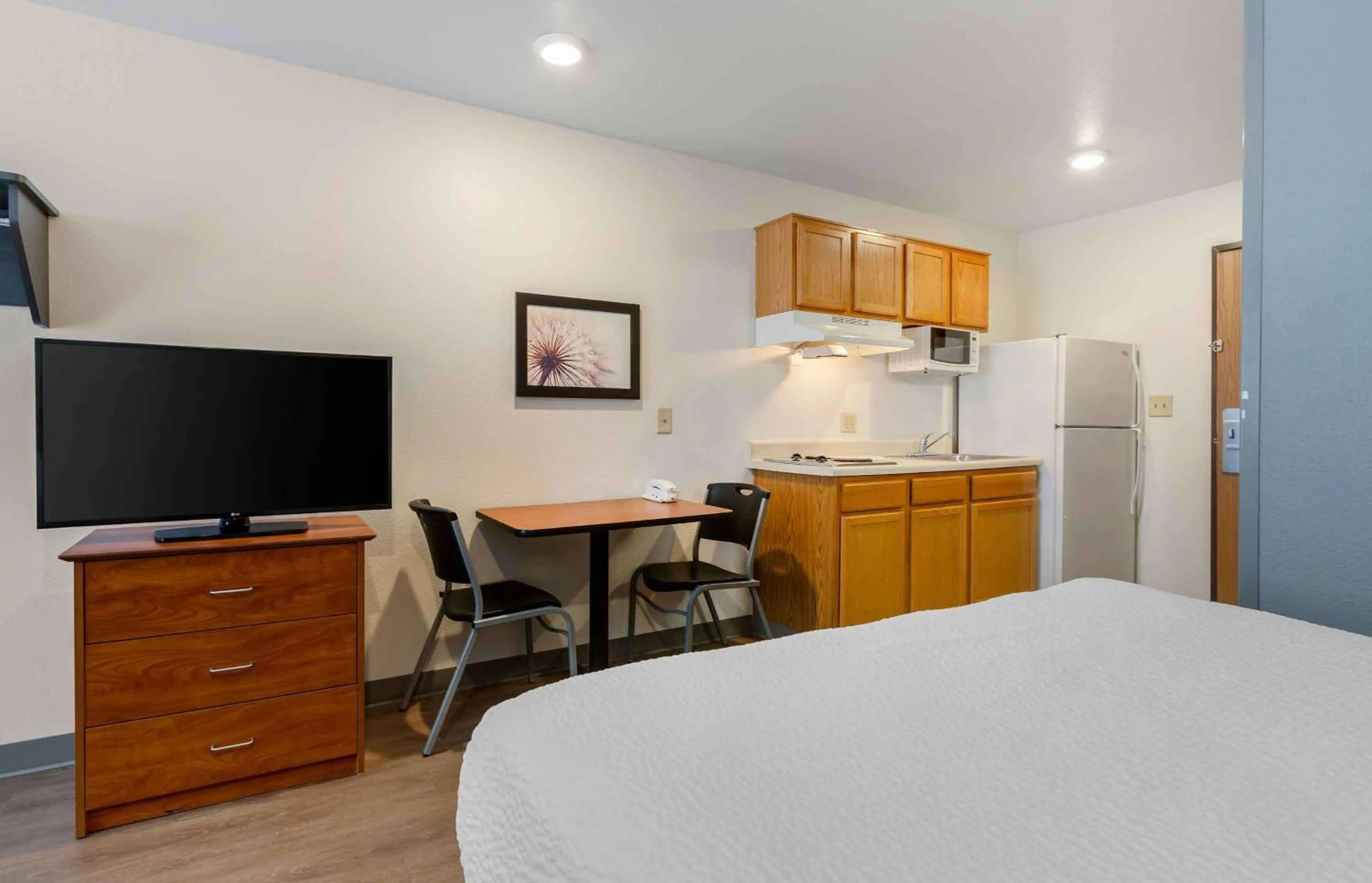 Bedroom, TV/Entertainment Center in WoodSpring Suites El Paso Airport