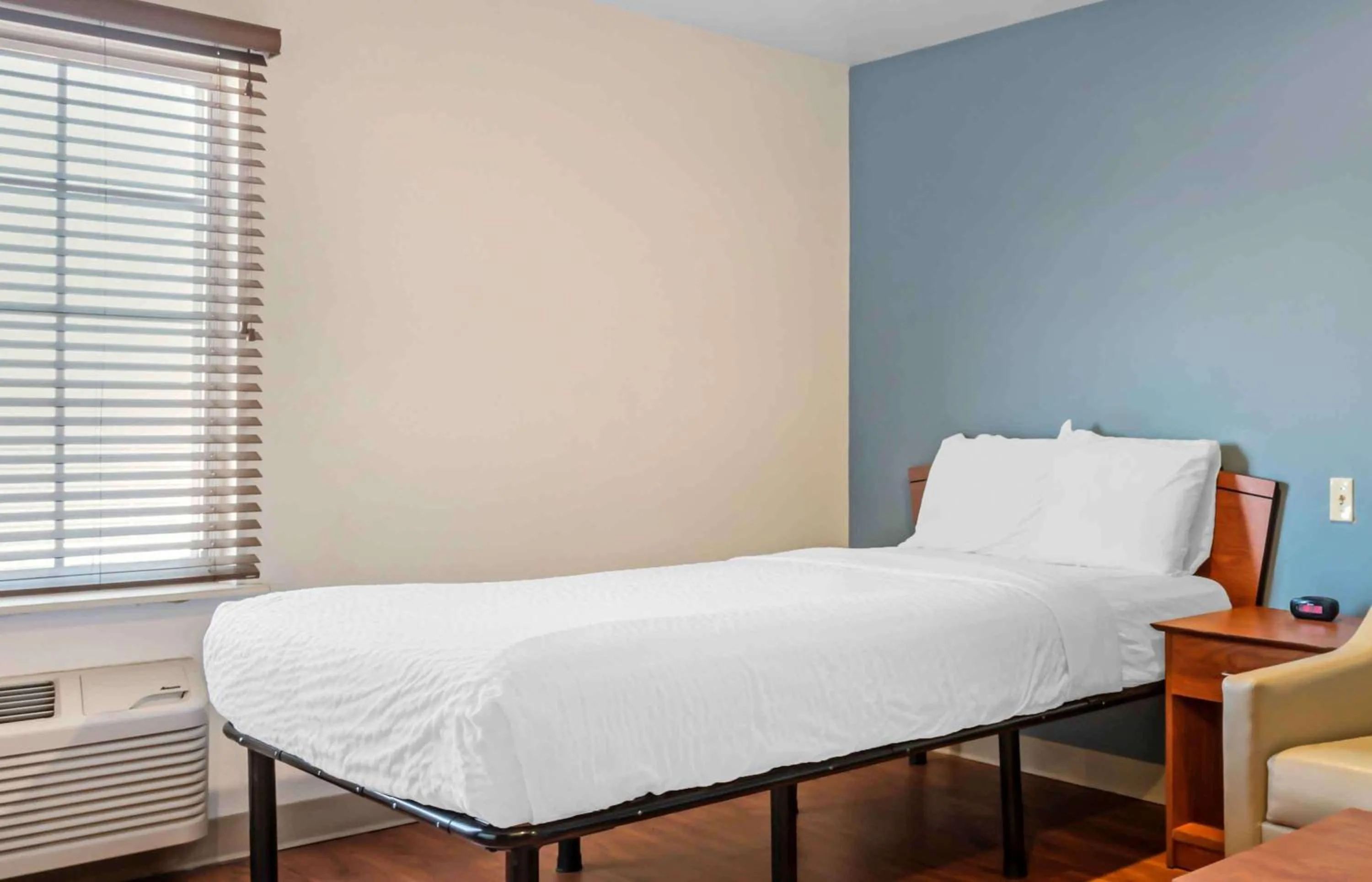 Bedroom, Bed in Extended Stay America Select Suites - Colorado Springs - Airport