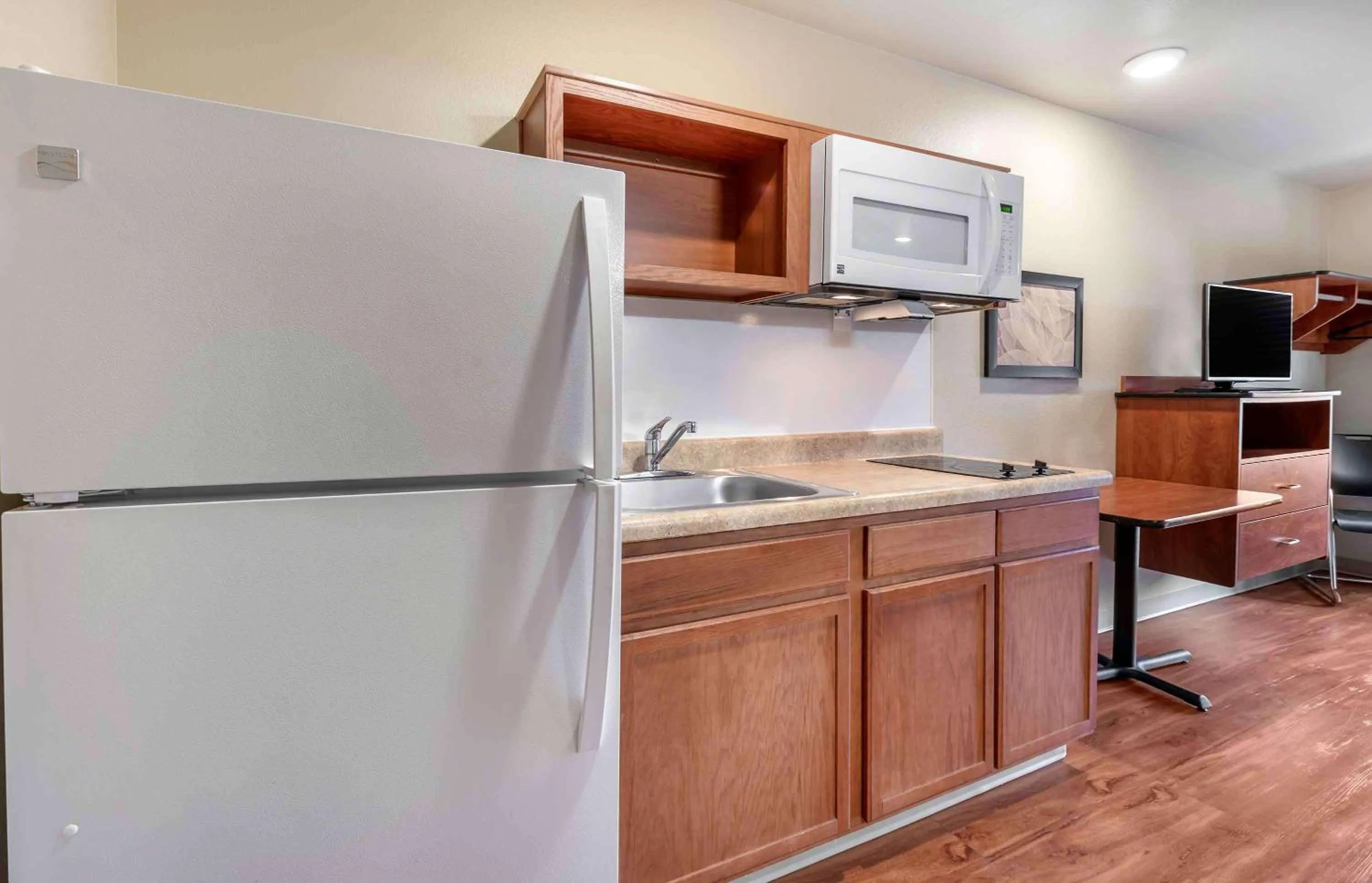 Kitchen or kitchenette in Extended Stay America Select Suites - Dayton - Miamisburg