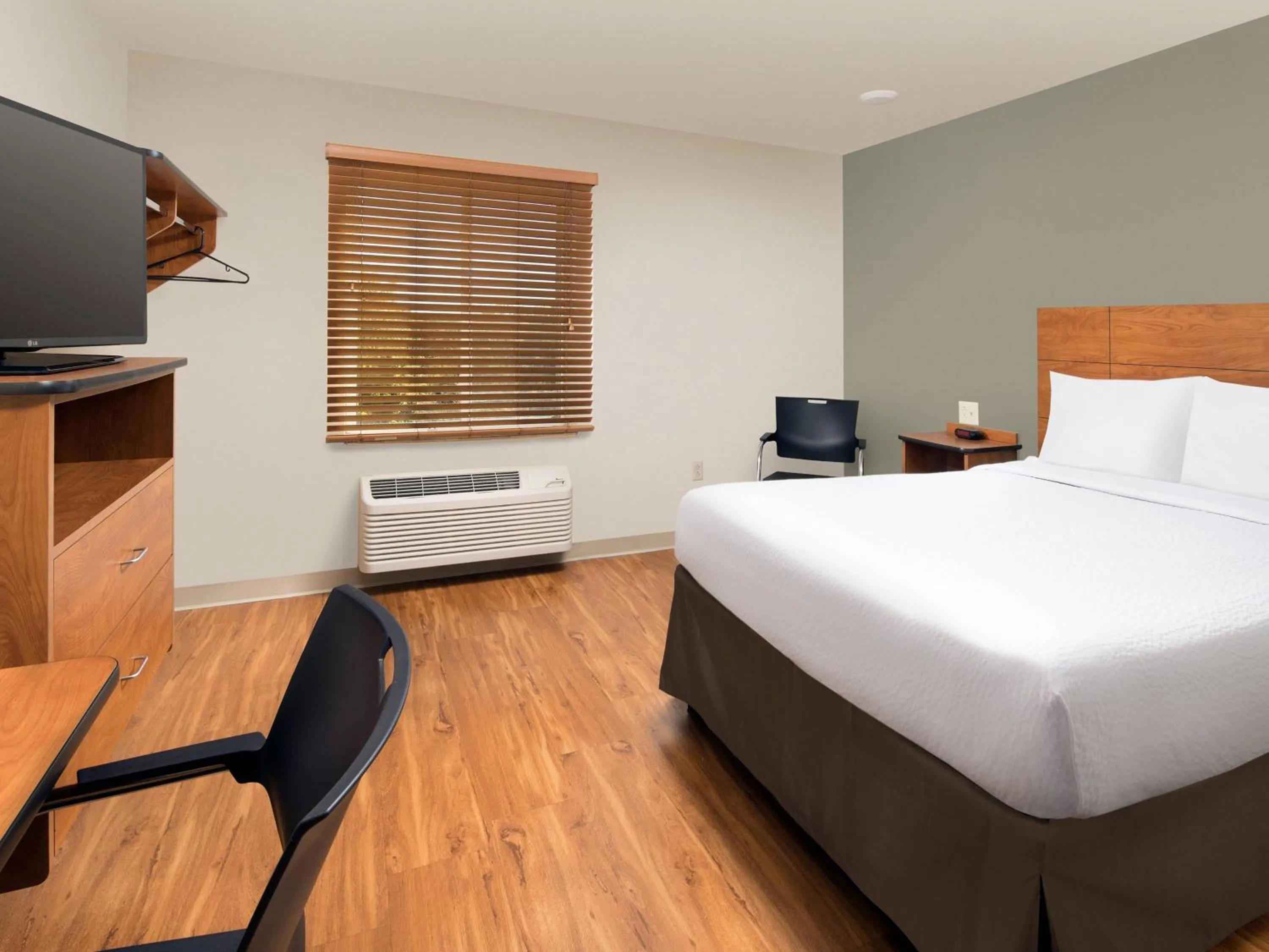 TV and multimedia, Bed in Extended Stay America Select Suites - Kansas City - Stadium