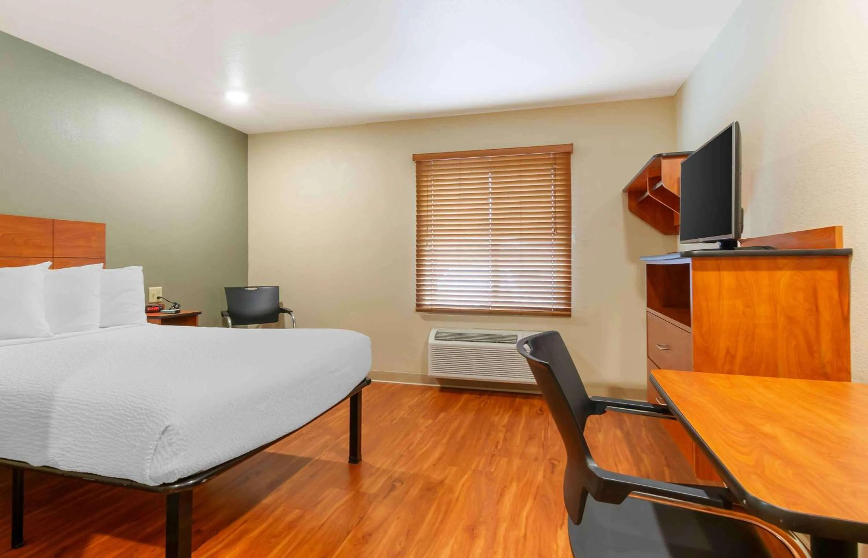 Bedroom, Bed in Extended Stay America Select Suites - Kansas City - Stadium